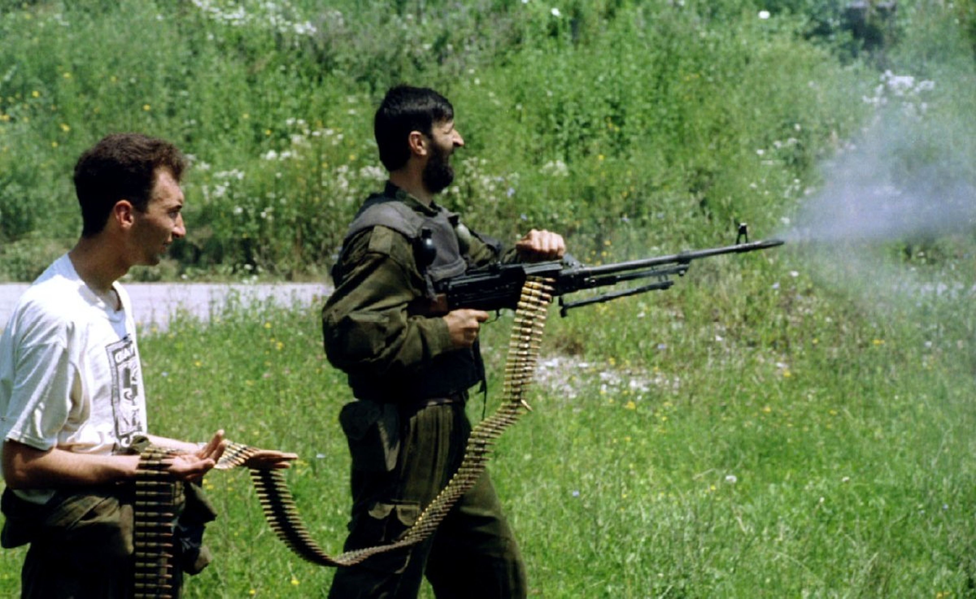 Dos soldados serbobosnios durante una «operación de barrido» en las inmediaciones de la ciudad bosnia de Srebrenica el 13 de julio de 1995.