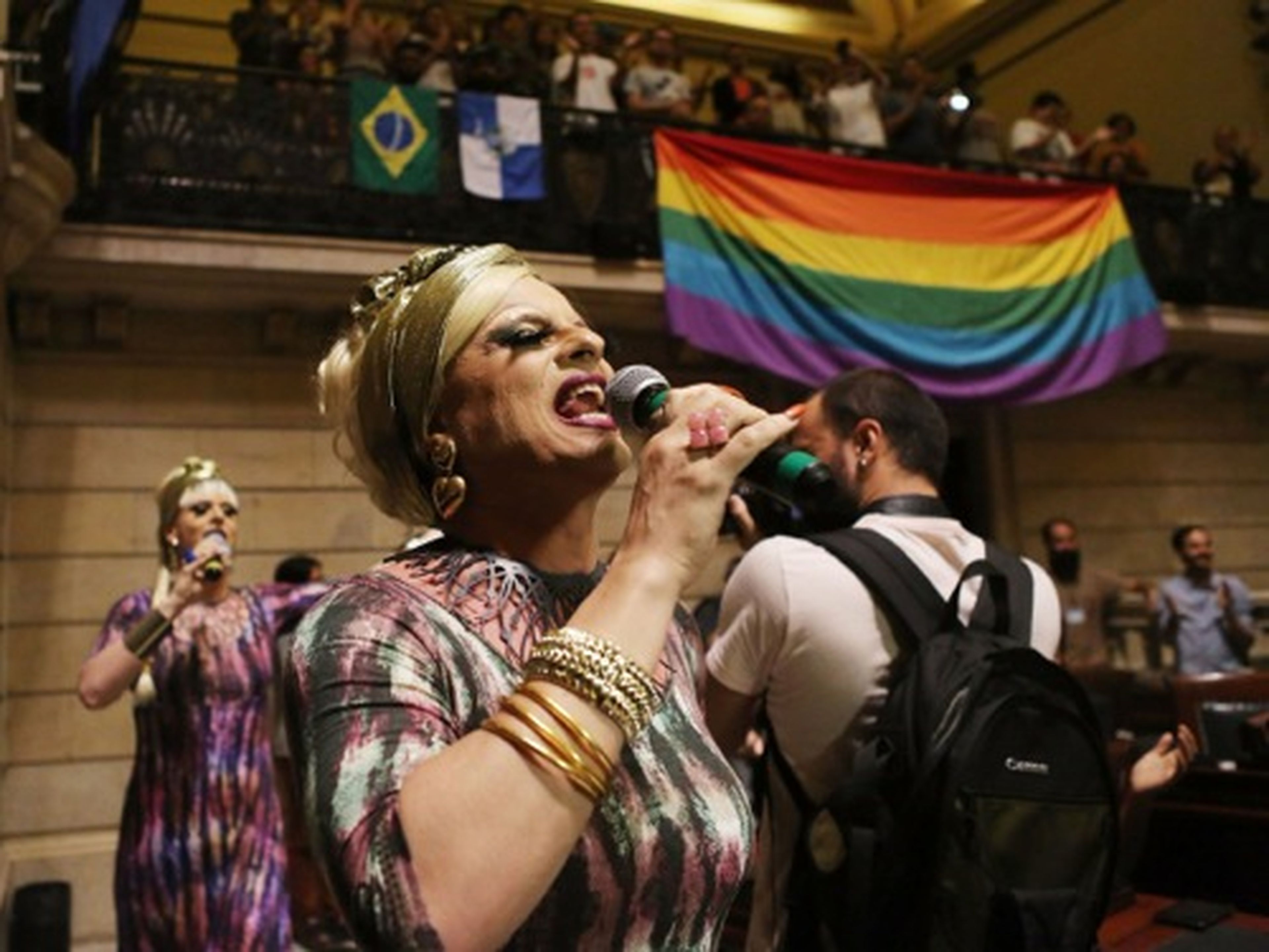 Las drag queen Sara y Nina actúan durante una protesta LGBT en el interior del ayuntamiento de Rio de Janeiro (Brasil) el 16 de mayo de 2017.