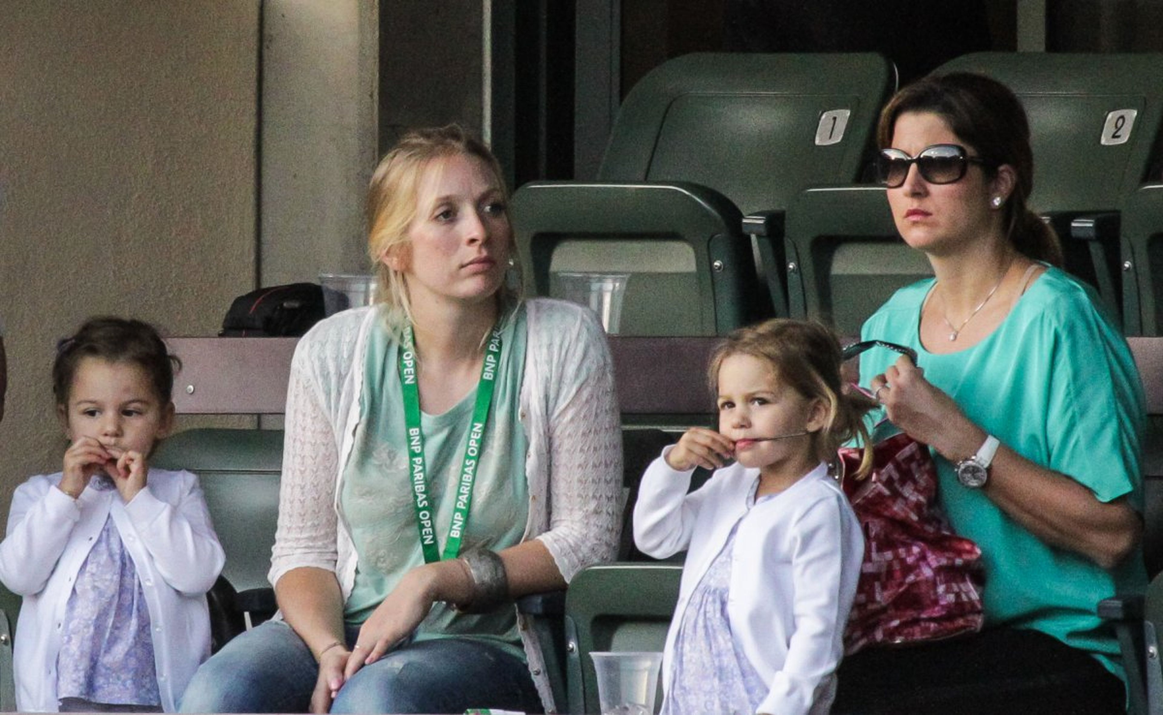 [RE] La esposa del jugador de tenis Roger Federer y sus dos hijas.