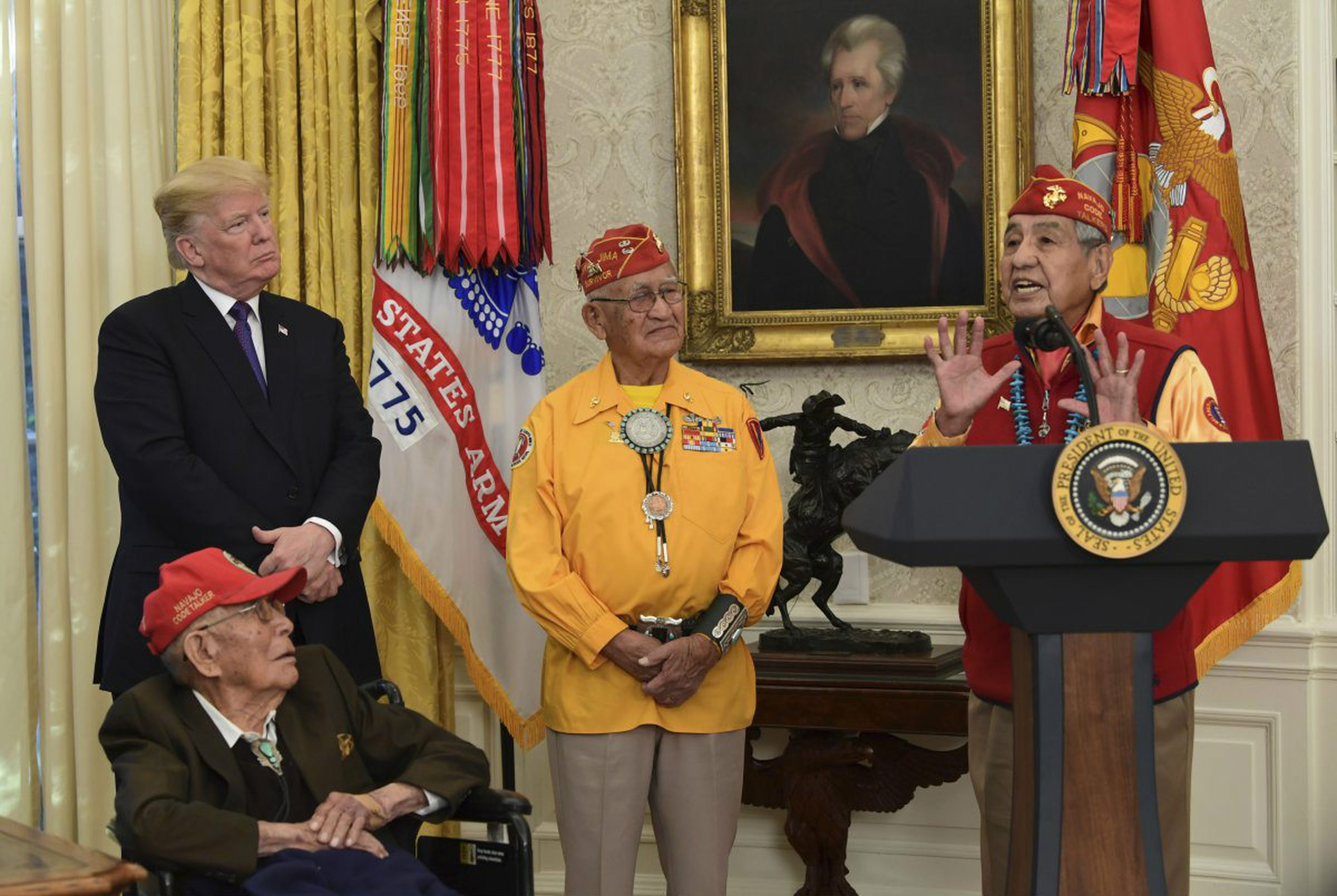 Excombatientes navajo de la Segunda Guerra Mundial con Trump