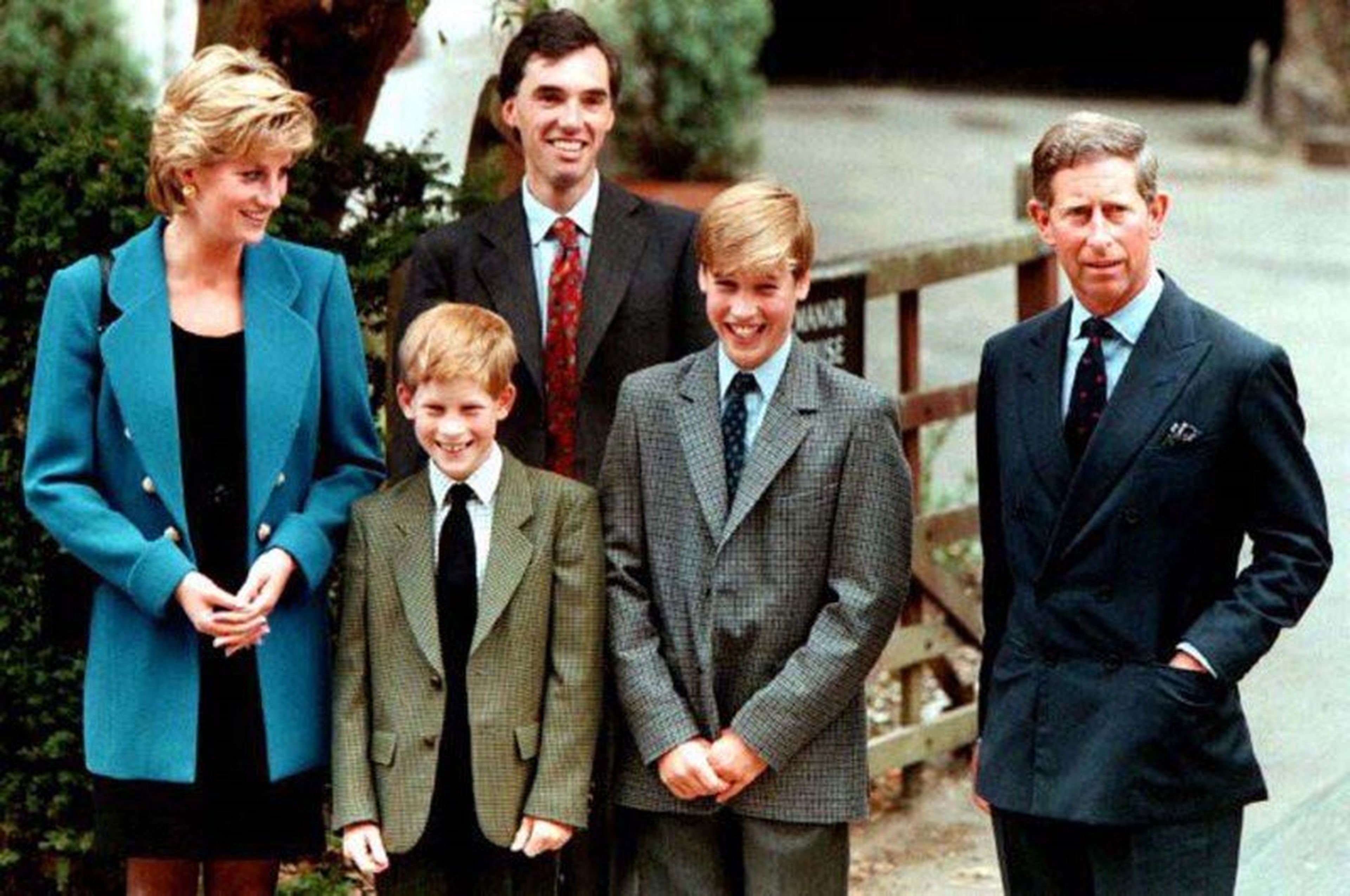 La Princesa Diana, el Príncipe Harry, el Príncipe William y el Príncipe Carlos en Eton.