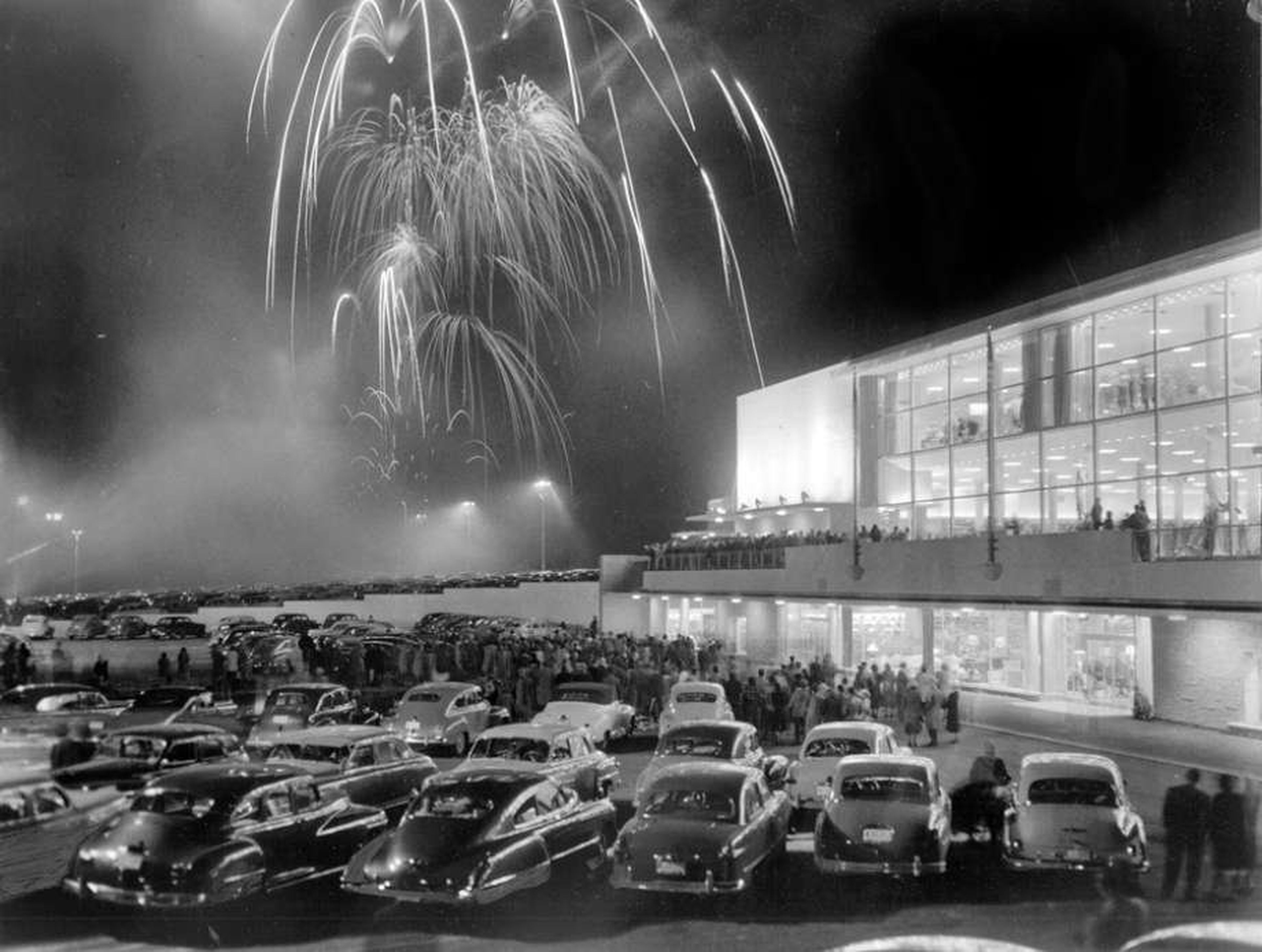 Fuegos artificiales durante la inauguración de Bon Marche en el centro comercial Northgate de Seattle (EE. UU.) el 30 de abril de 1950.