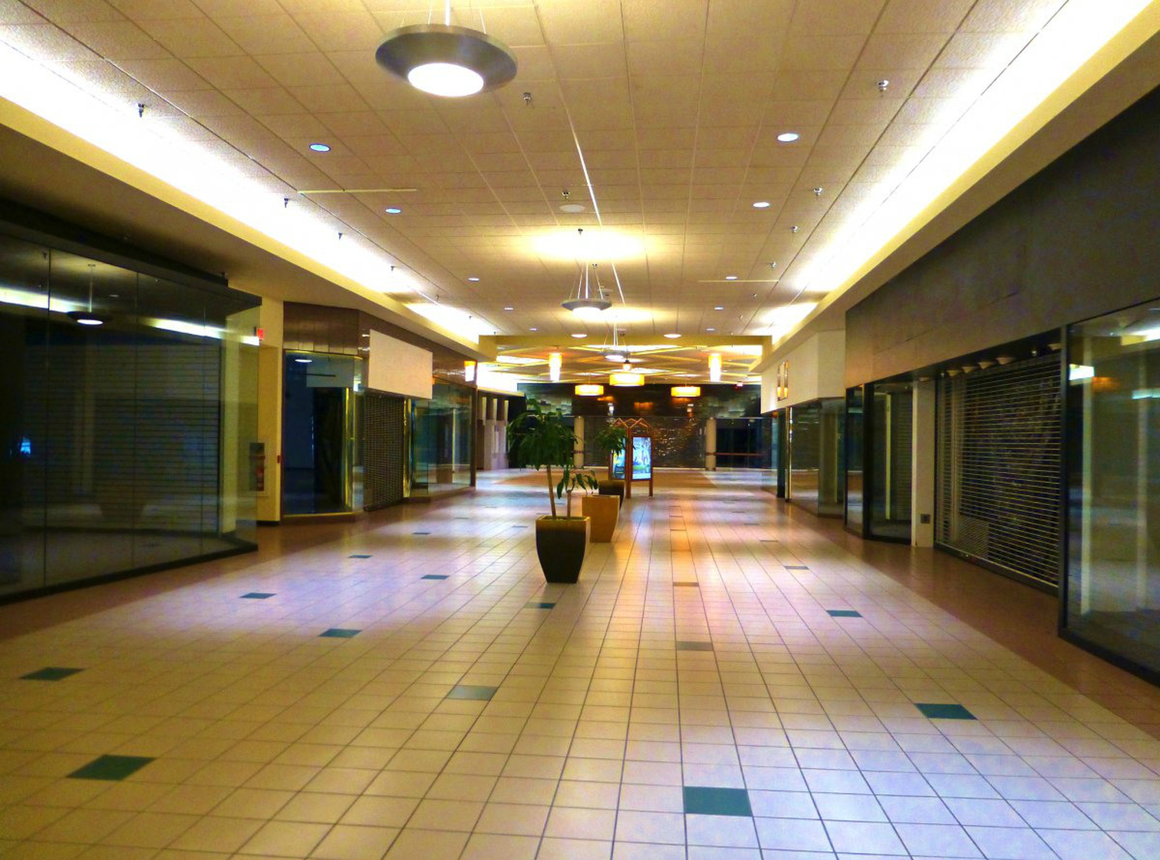 El fin del centro comercial-Pasillo vacío de un centro comercial de Estados unidos