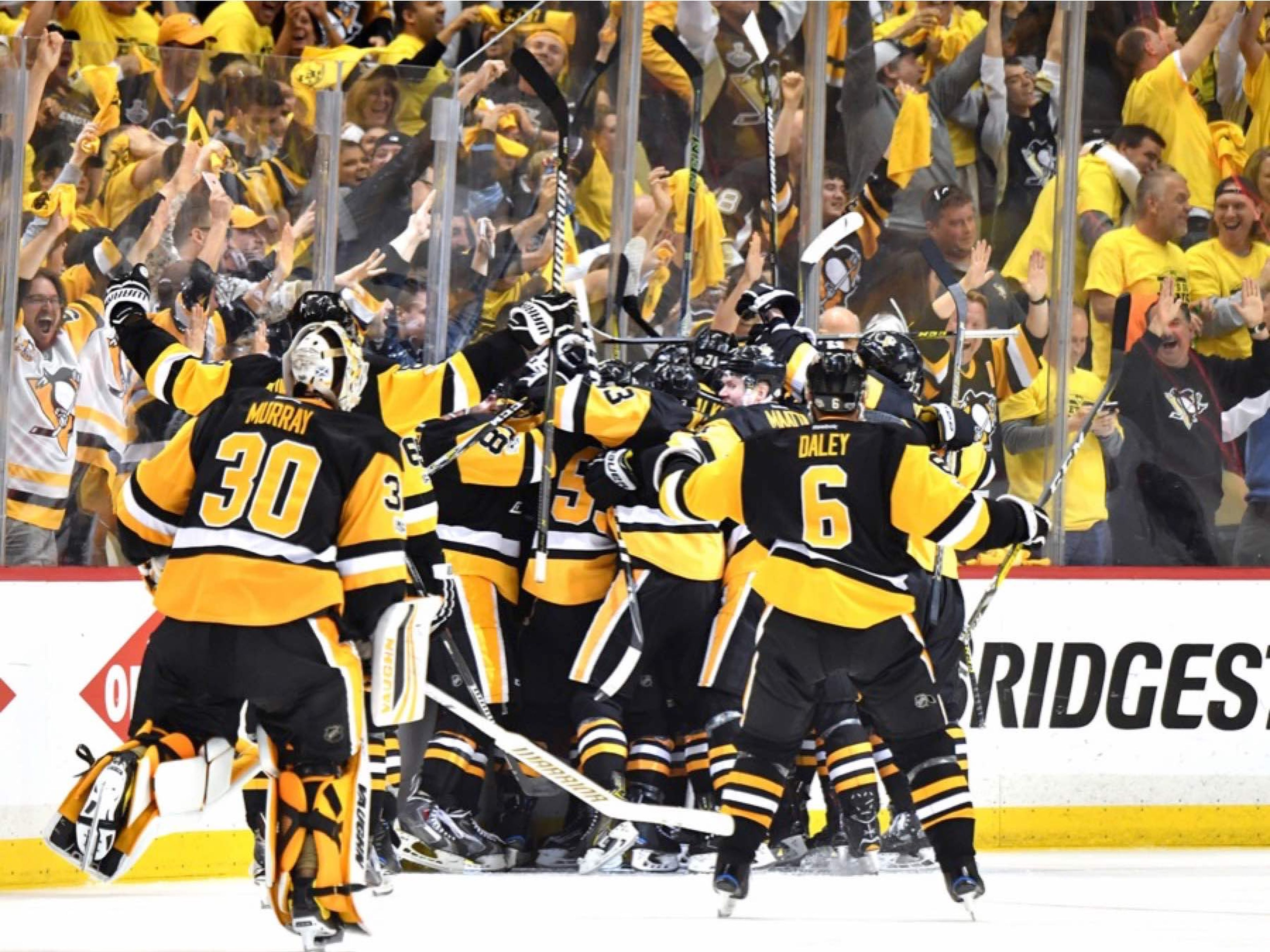 fotos deporte 2017: Los jugadores de los Penguins entran en erupción al avanzar a la Final de la Copa Stanley, que luego ganaron por segundo año consecutivo