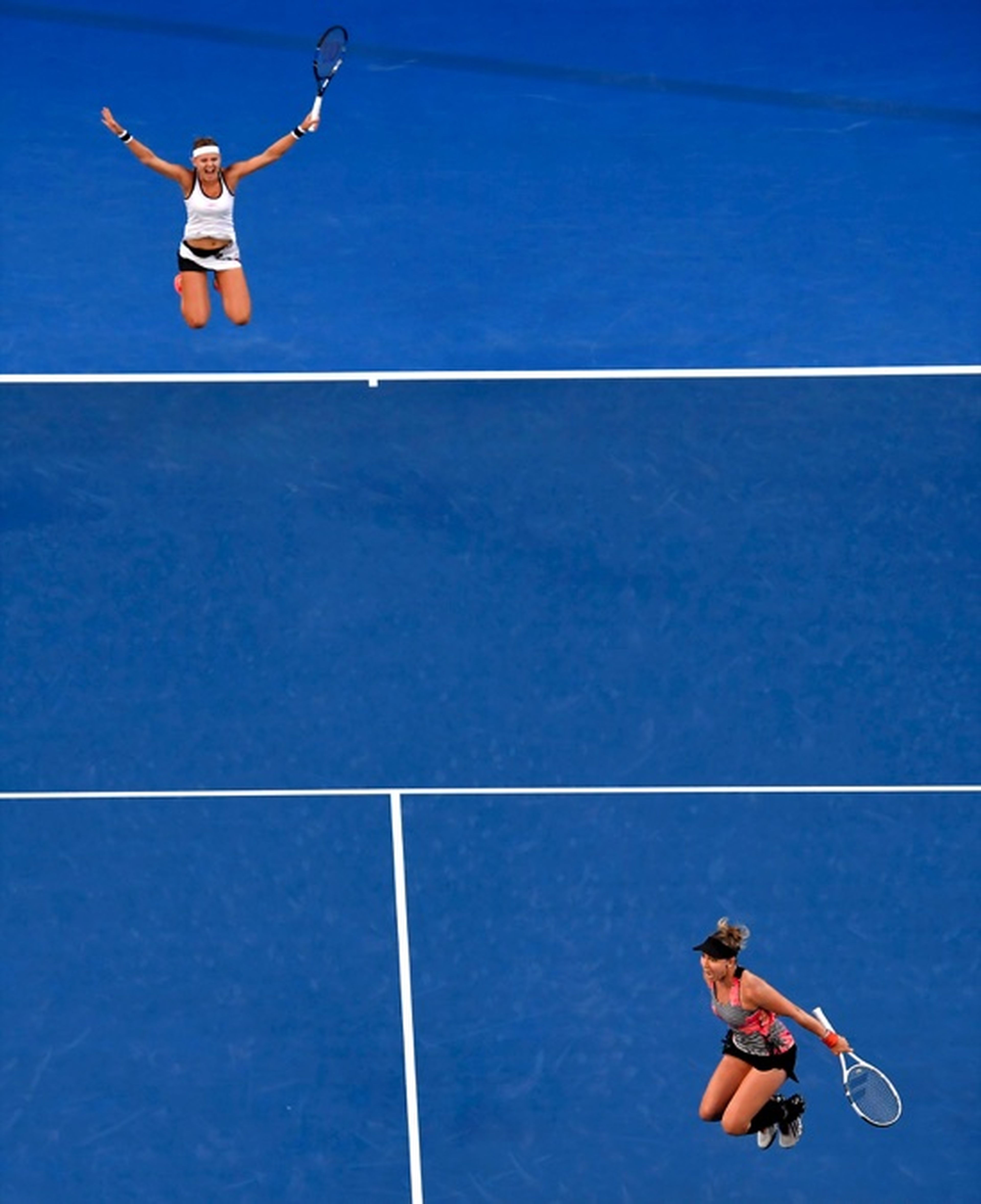 fotos deporte 2017: La pareja de dobles formada por Bethanie Mattek-Sands (EE.UU.) y Lucie Safarova (República Checa) celebran ganar la final en el Abierto de Australia