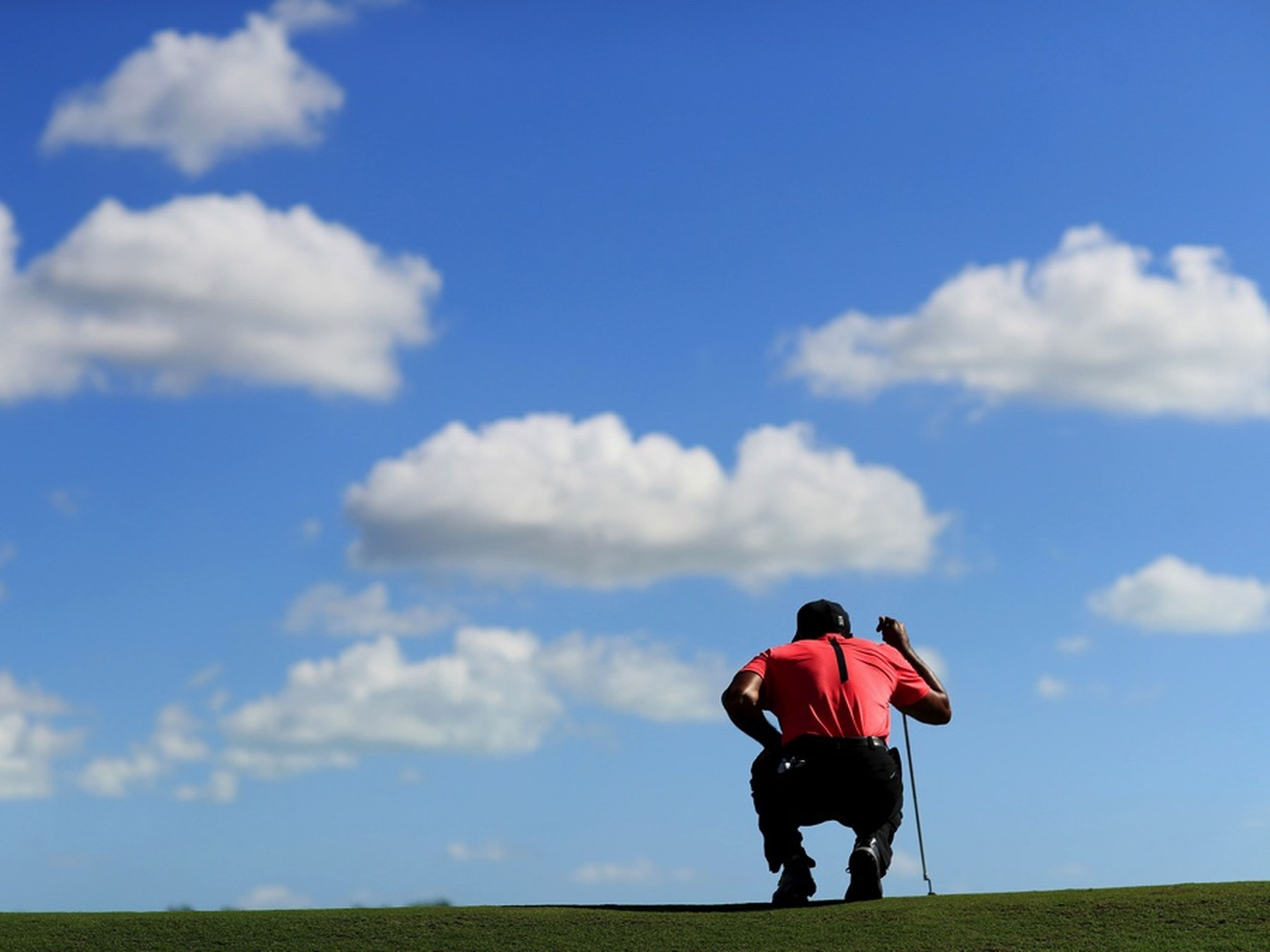 fotos deporte 2017: Tiger Woods regresó al golf bajo cielos azules en el Hero World Challenge en las Bahamas