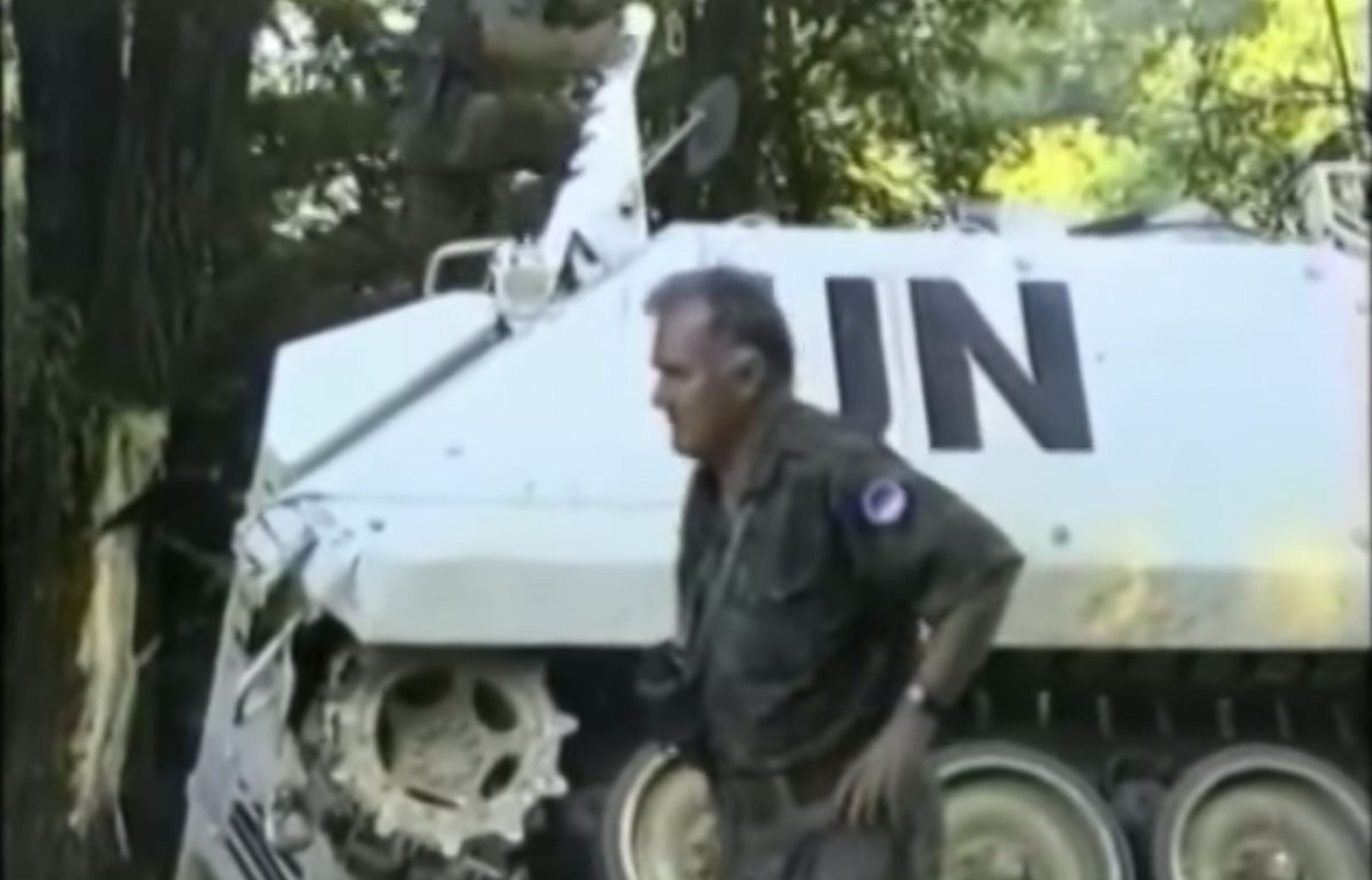 El general Ratko Mladic junto a un vehículo abandonado de la ONU a las afueras de Srebrenica el 11 de julio de 1995.