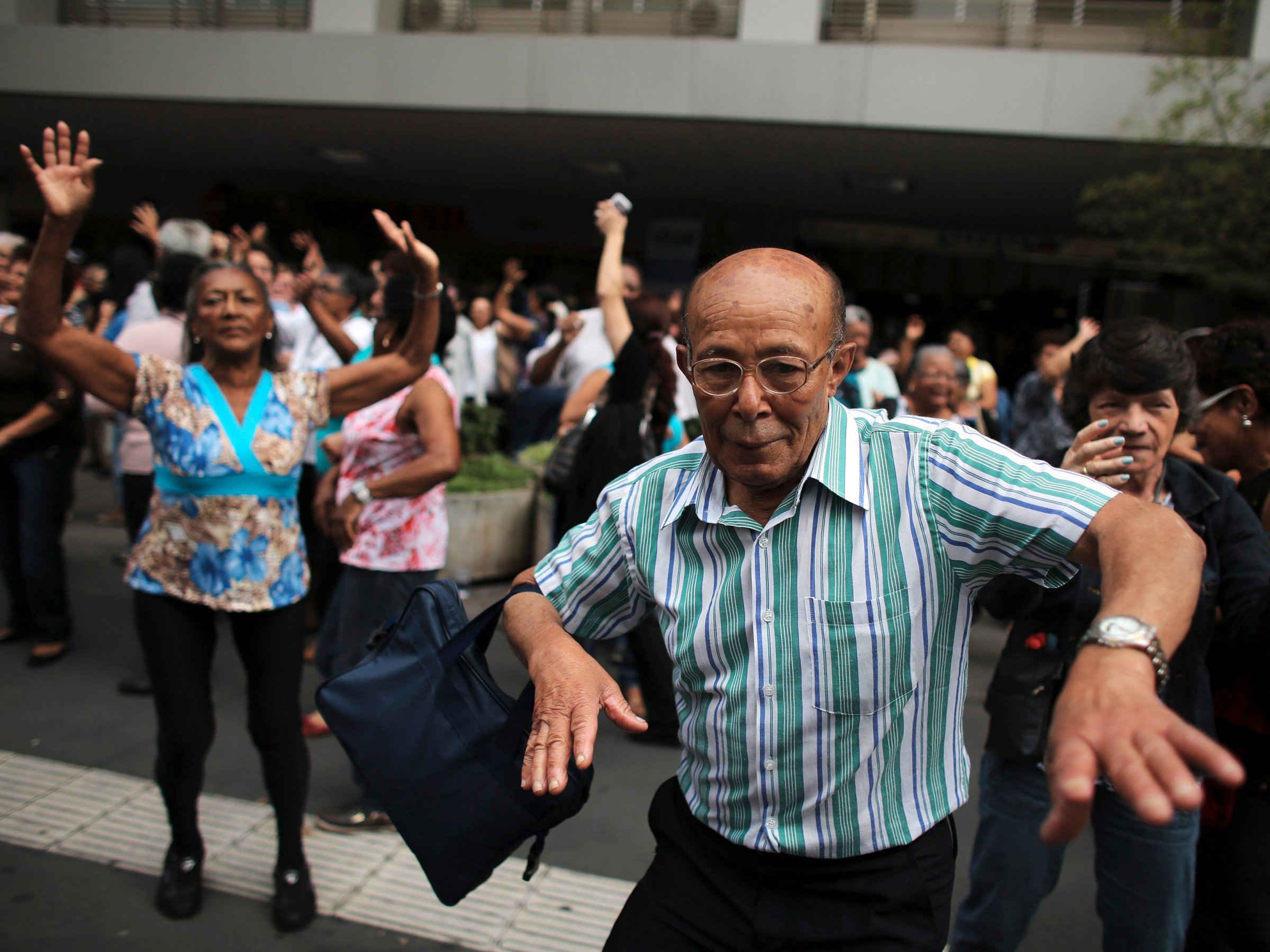 Un grupo de personas mayores y ancianos muestra su felicidad en una celebración