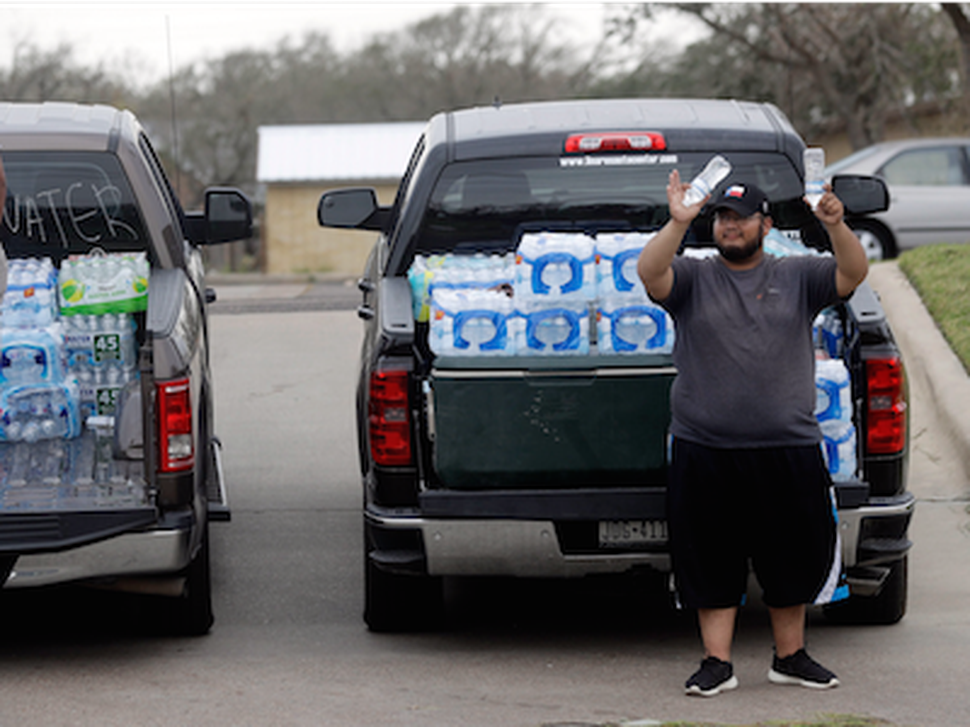 Miguel Juárez ofrece agua gratuitamente a los coches el domingo 27 de agosto de 2017 en Rockport (Texas) después de que el huracán Harvey alcanzase el estado.