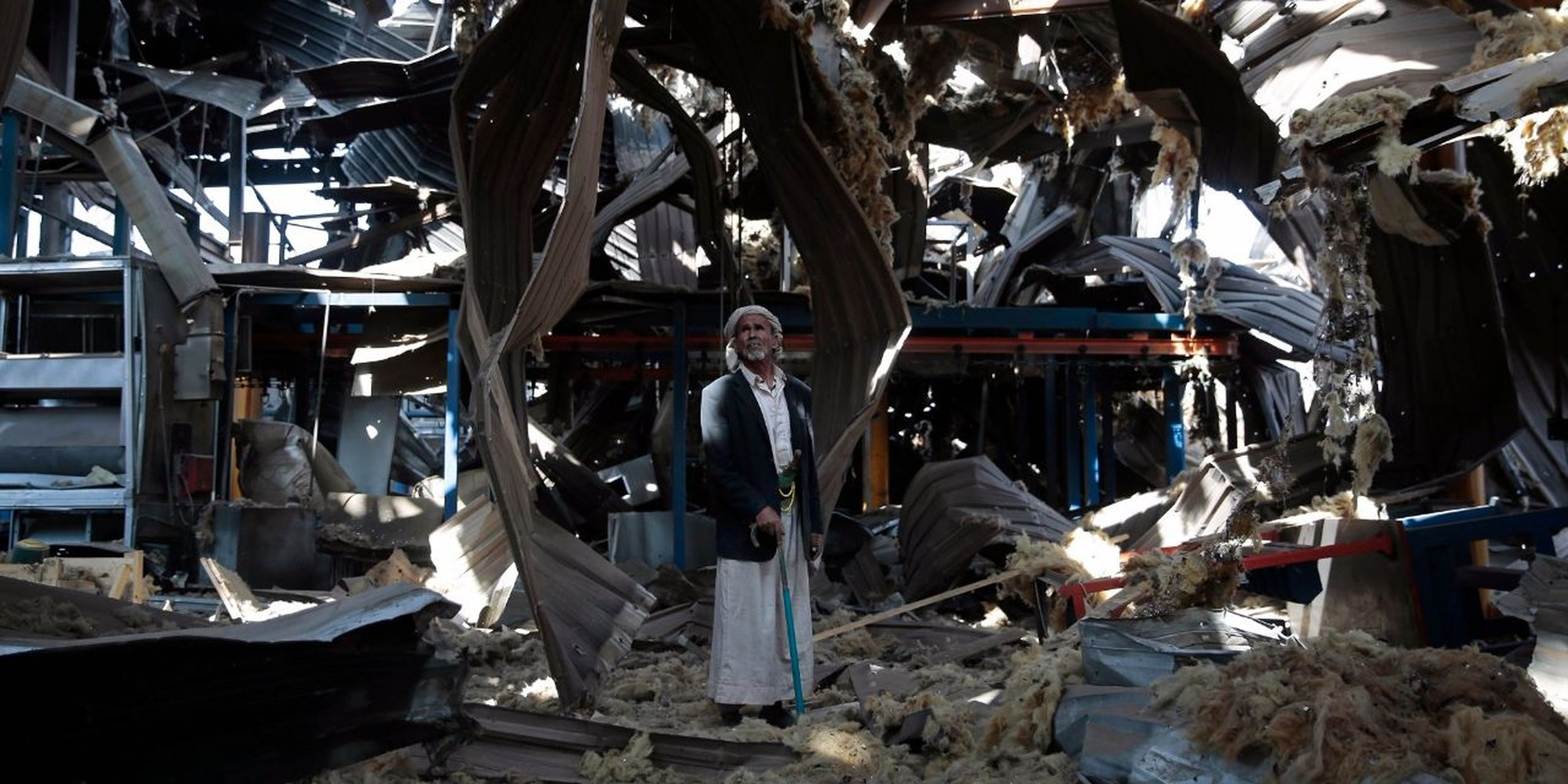 Un hombre entre las ruinas resultado del conflicto de Yemen