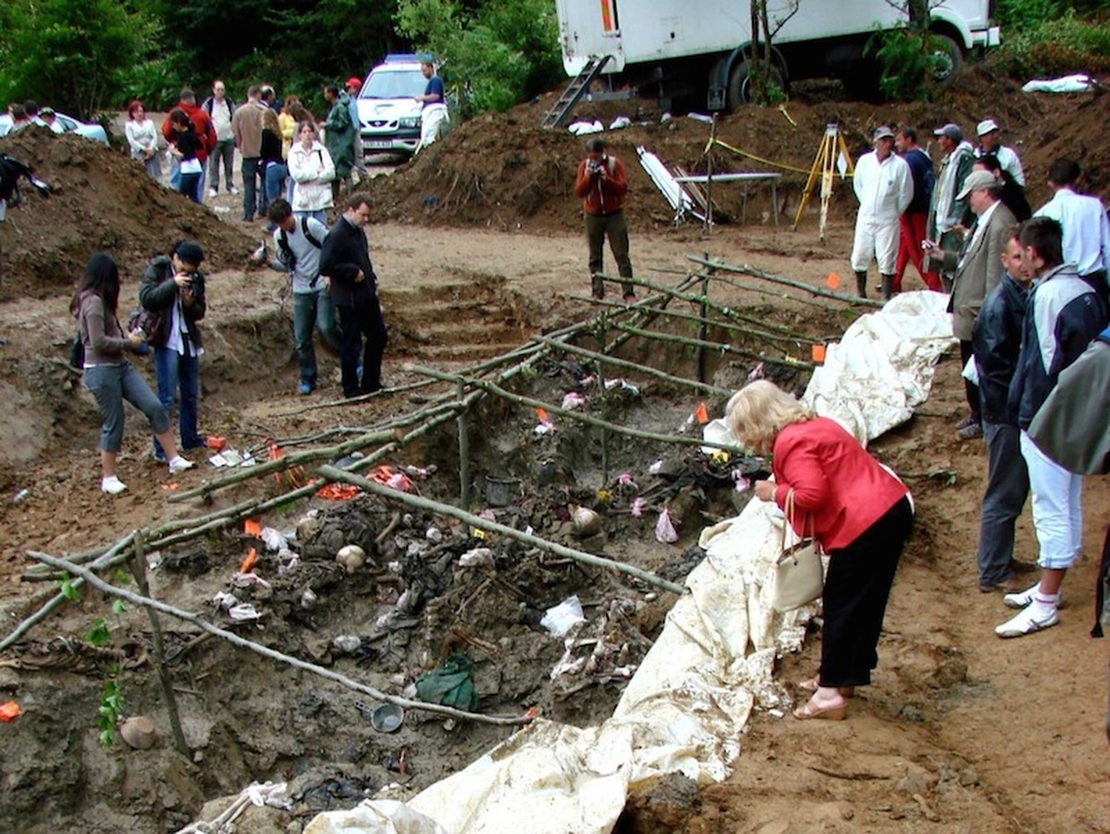 Delegados de la IAGS examinan una fosa común de víctimas de la masacre de Srebrenica, a las afueras de la localidad de Potocari (Bosnia Herzegovina) en julio de 2007.