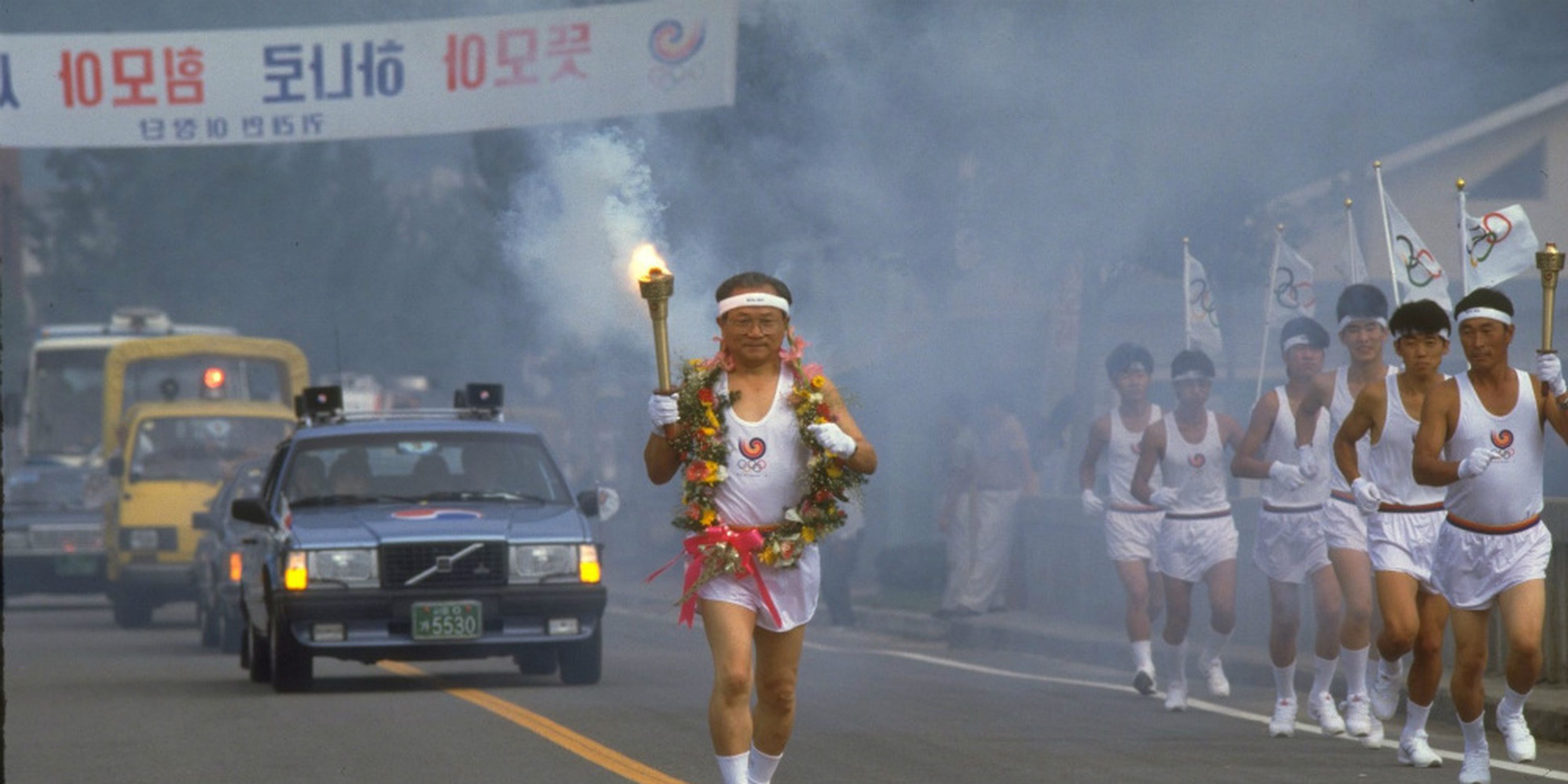 Un atleta de Corea del Sur porta la antorcha olímpica durante los Juegos Olímpicos de Corea de Sur en Seúl el 13 de septiembre de 1988.