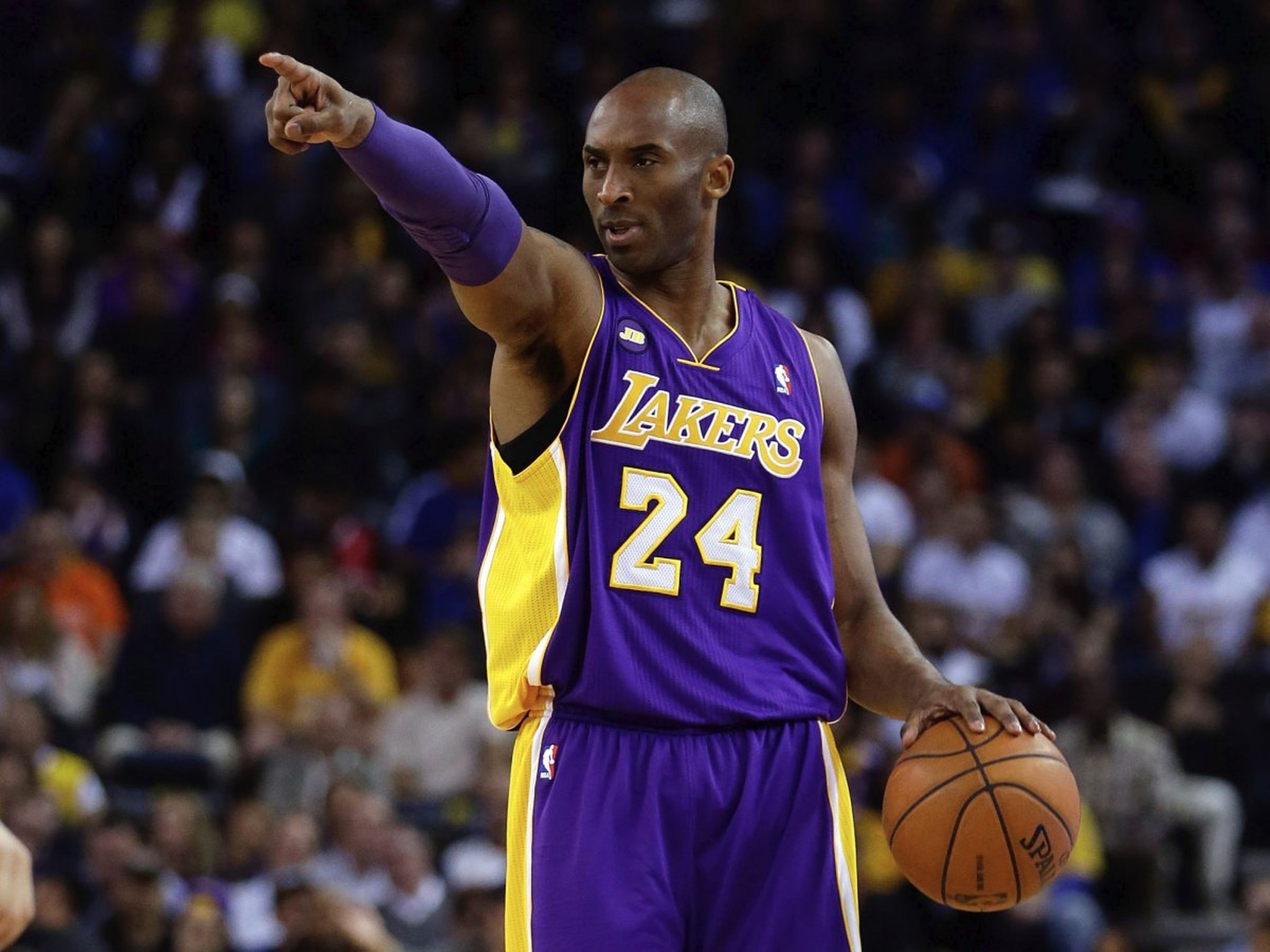 El jugador de baloncesto de la NBA Kobe Bryant en un partido de Los Angeles Lakers.