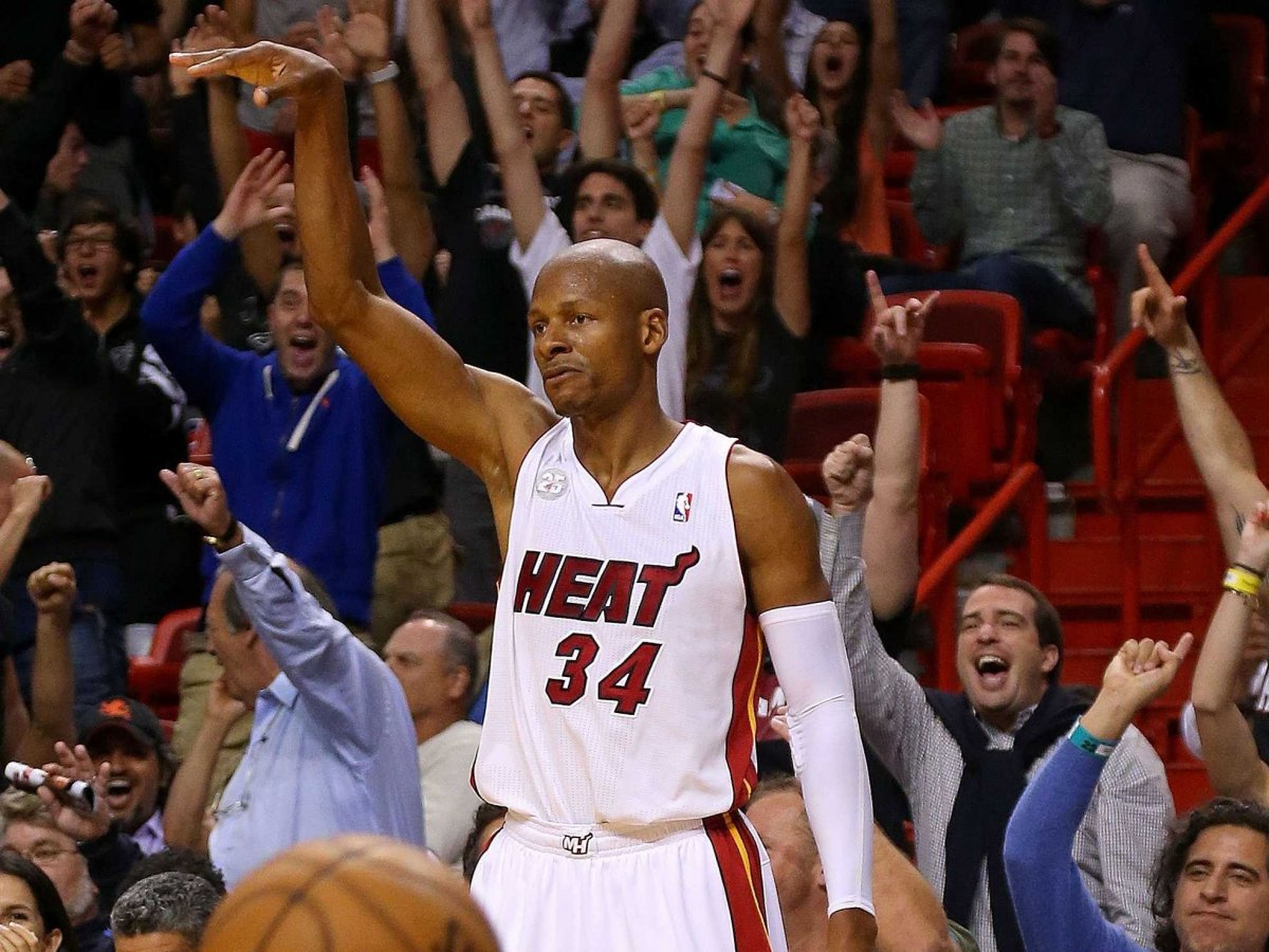 El jugador de baloncesto de la NBA Ray Allen celebra un punto en un partido de Miami Heat.