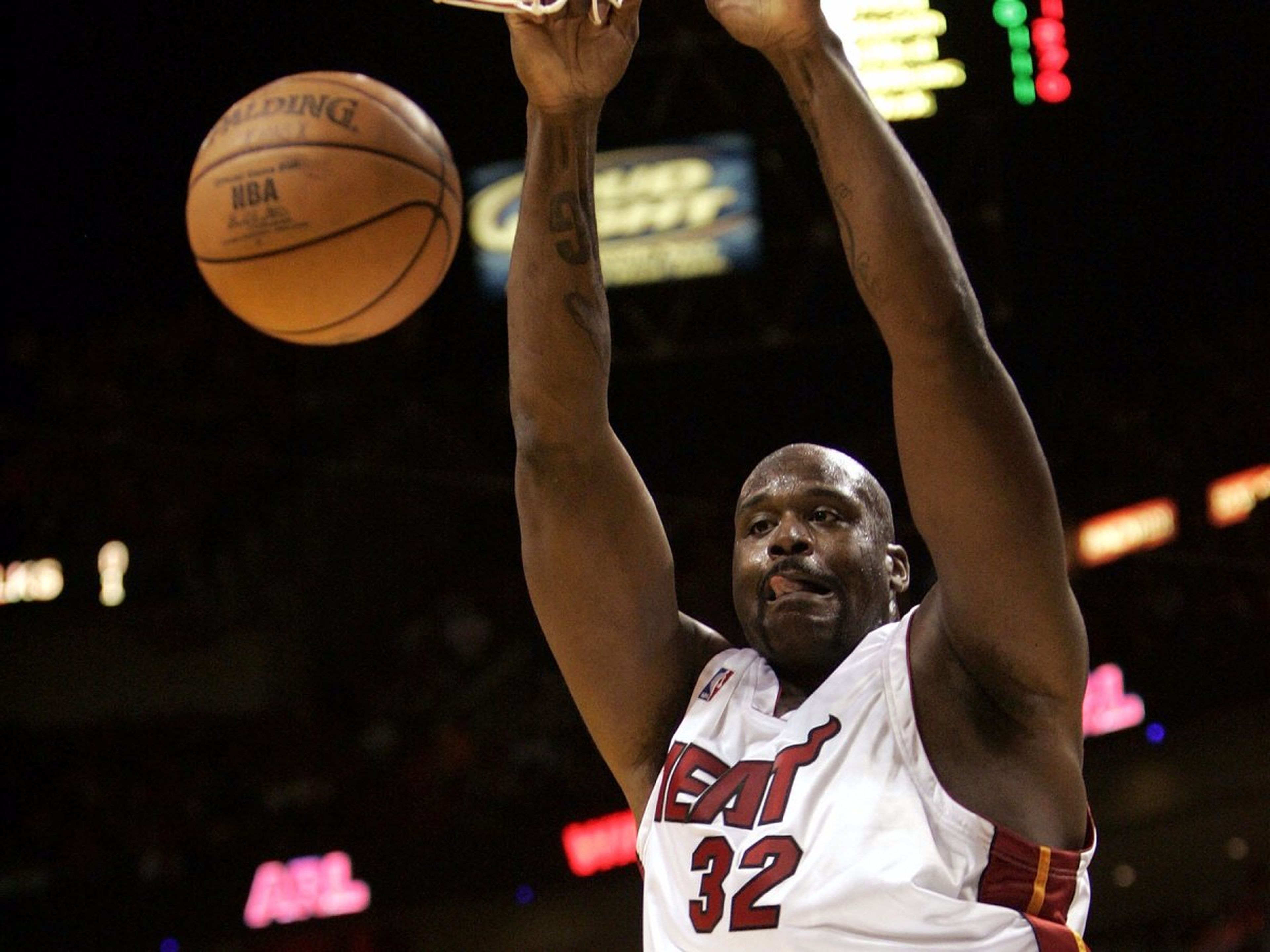 El jugador de baloncesto de la NBA Shaquille O'neal en un partido de Miami Heat.