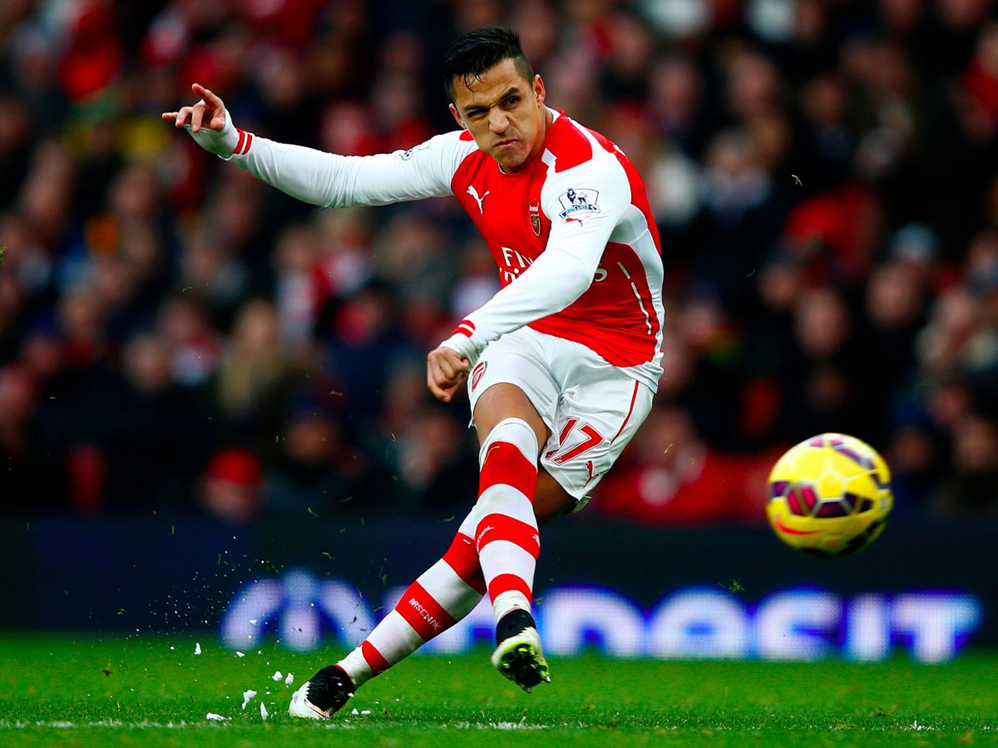 El jugador de fútbol del Arsenal, Alexis Sánchez, realiza un lanzamiento.