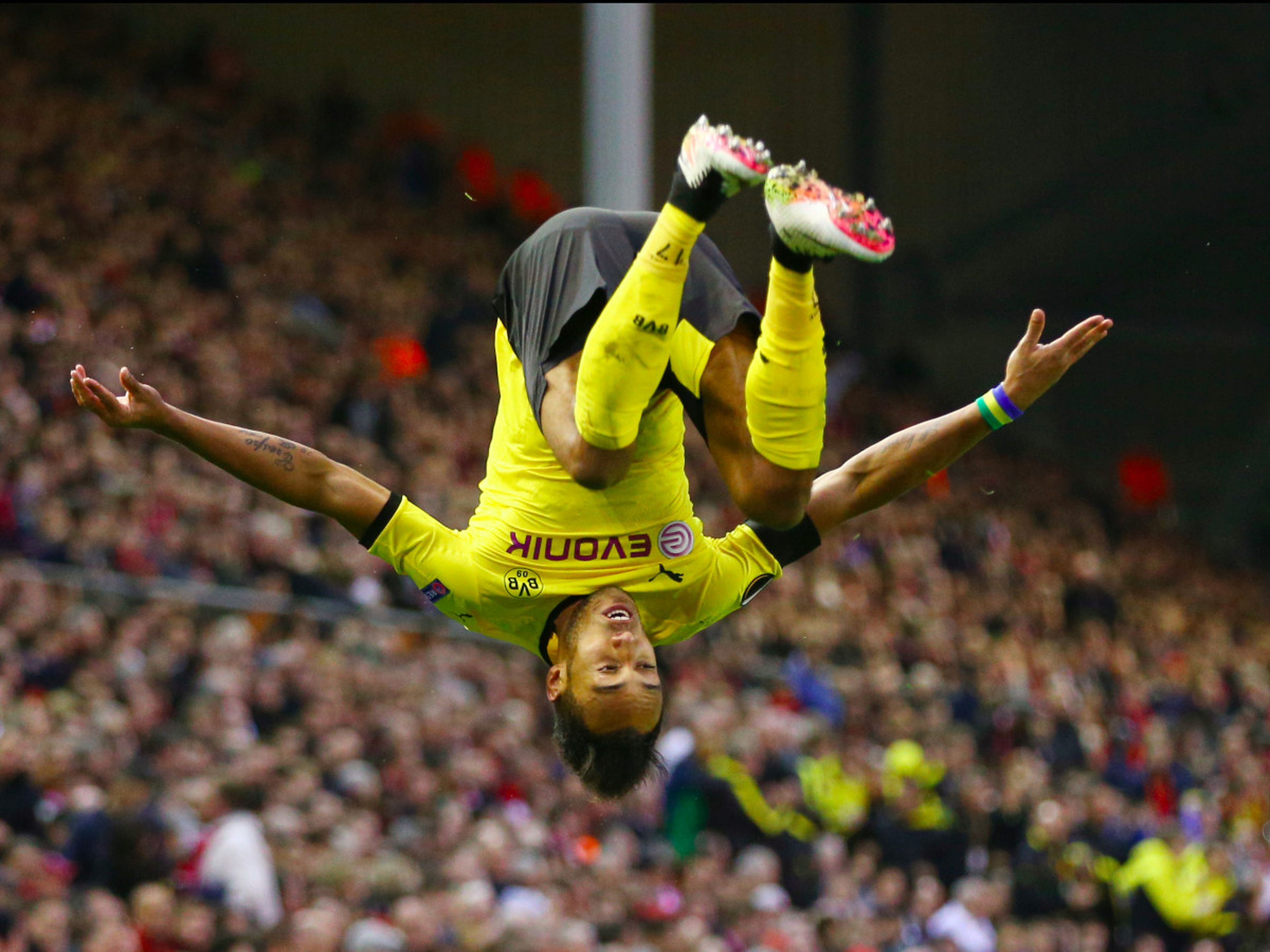 El jugador de fútbol Aubameyang, del Borussia Dortmund celebra un gol.