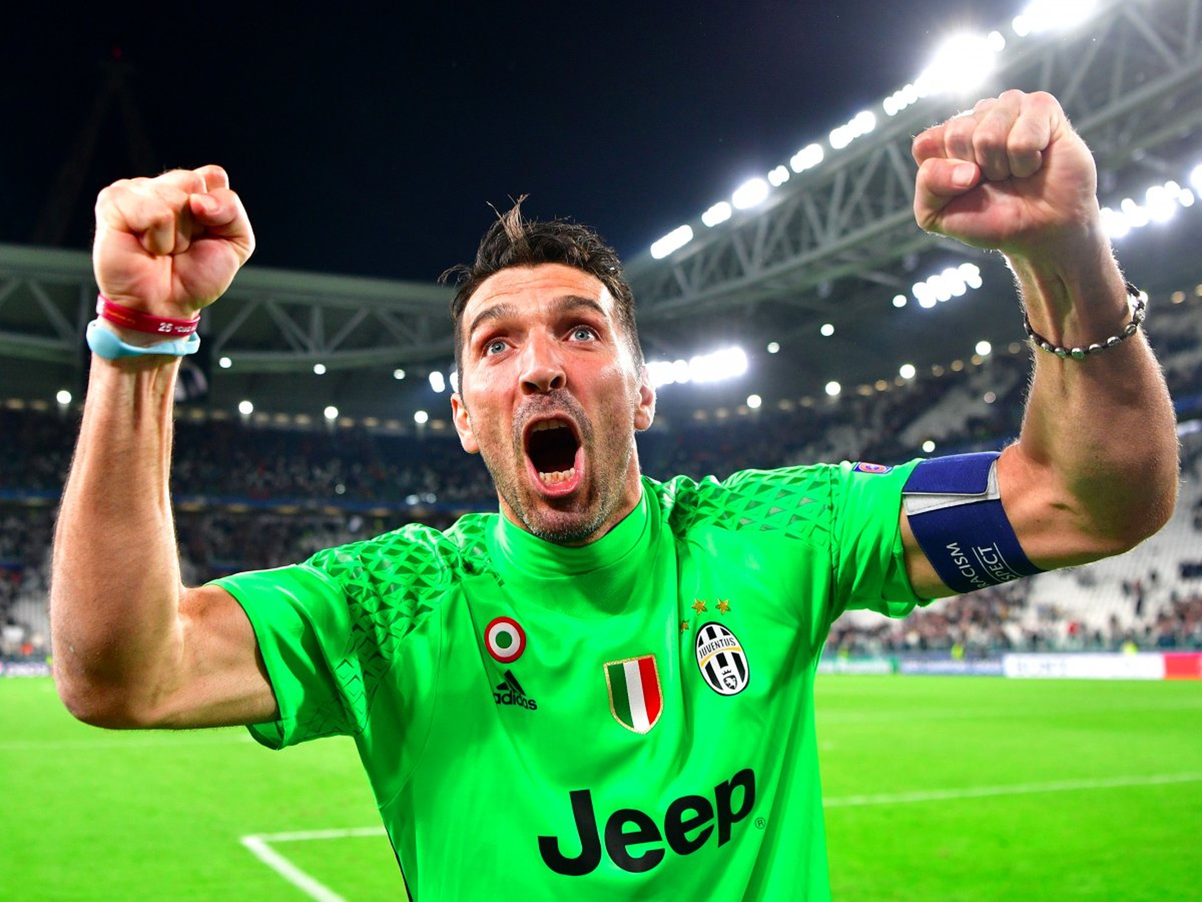 El jugador de fútbol Gianluigi Buffon de la Juventus celebra una victoria.