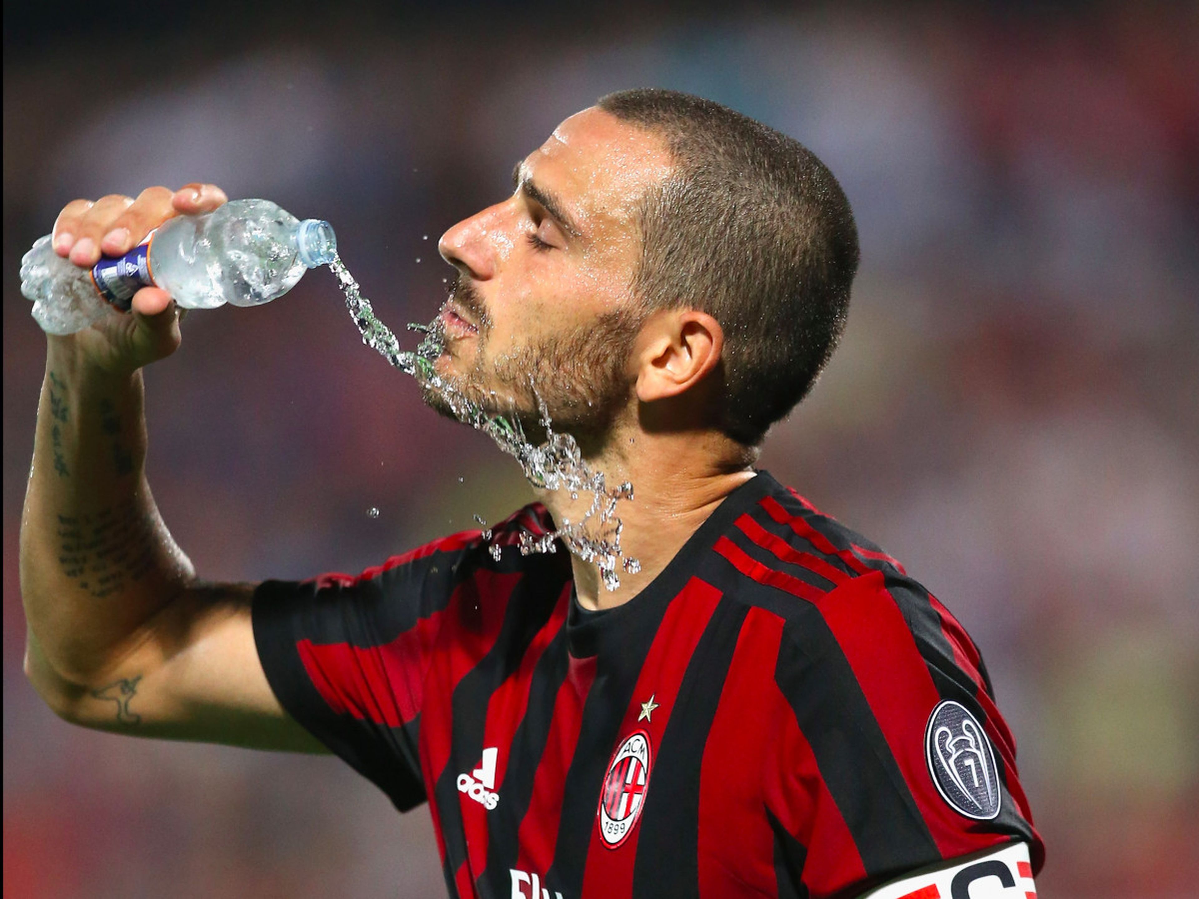 El jugador de fútbol Leonardo Bonucci del AC Milan bebe agua en un partido.
