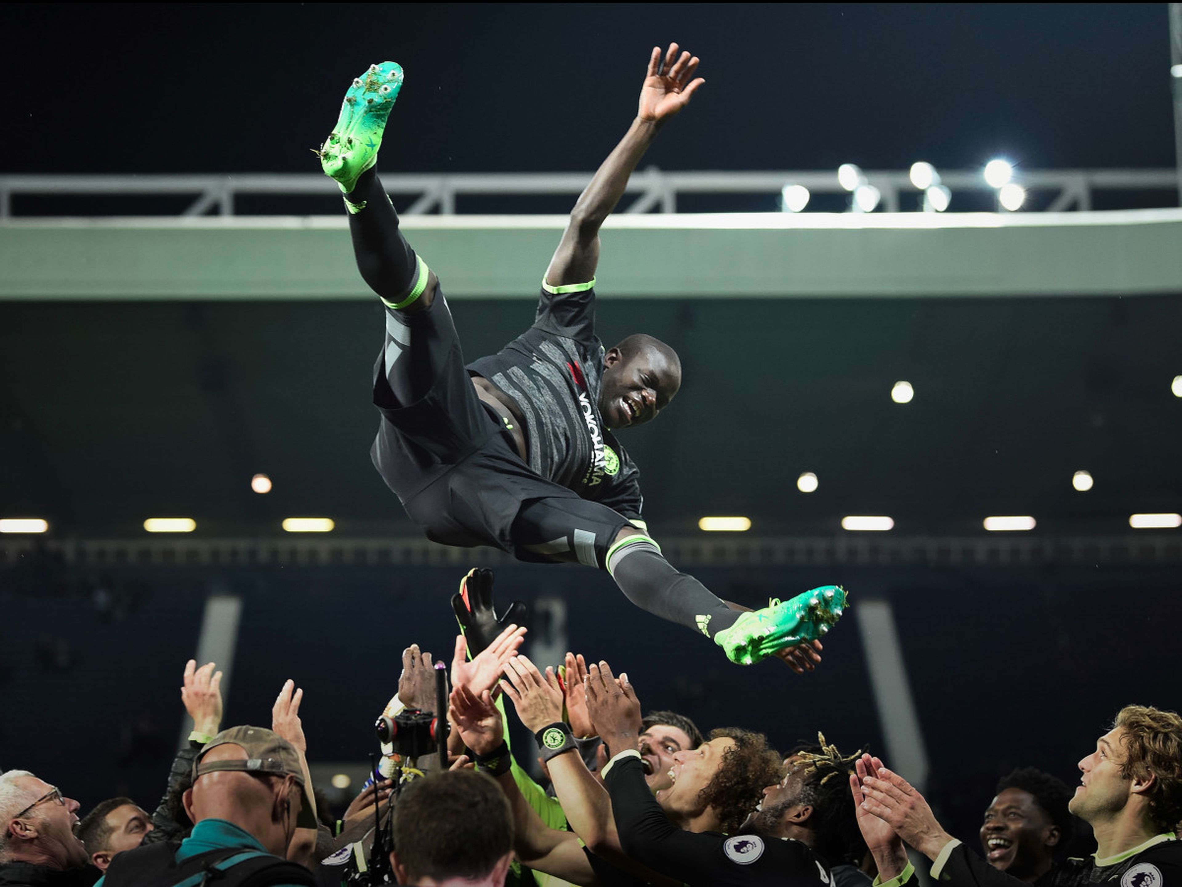 El jugador de fútbol Ngolo Kanté es manteado por sus compañeros del Chelsea tras ganar la Premier League 2017.