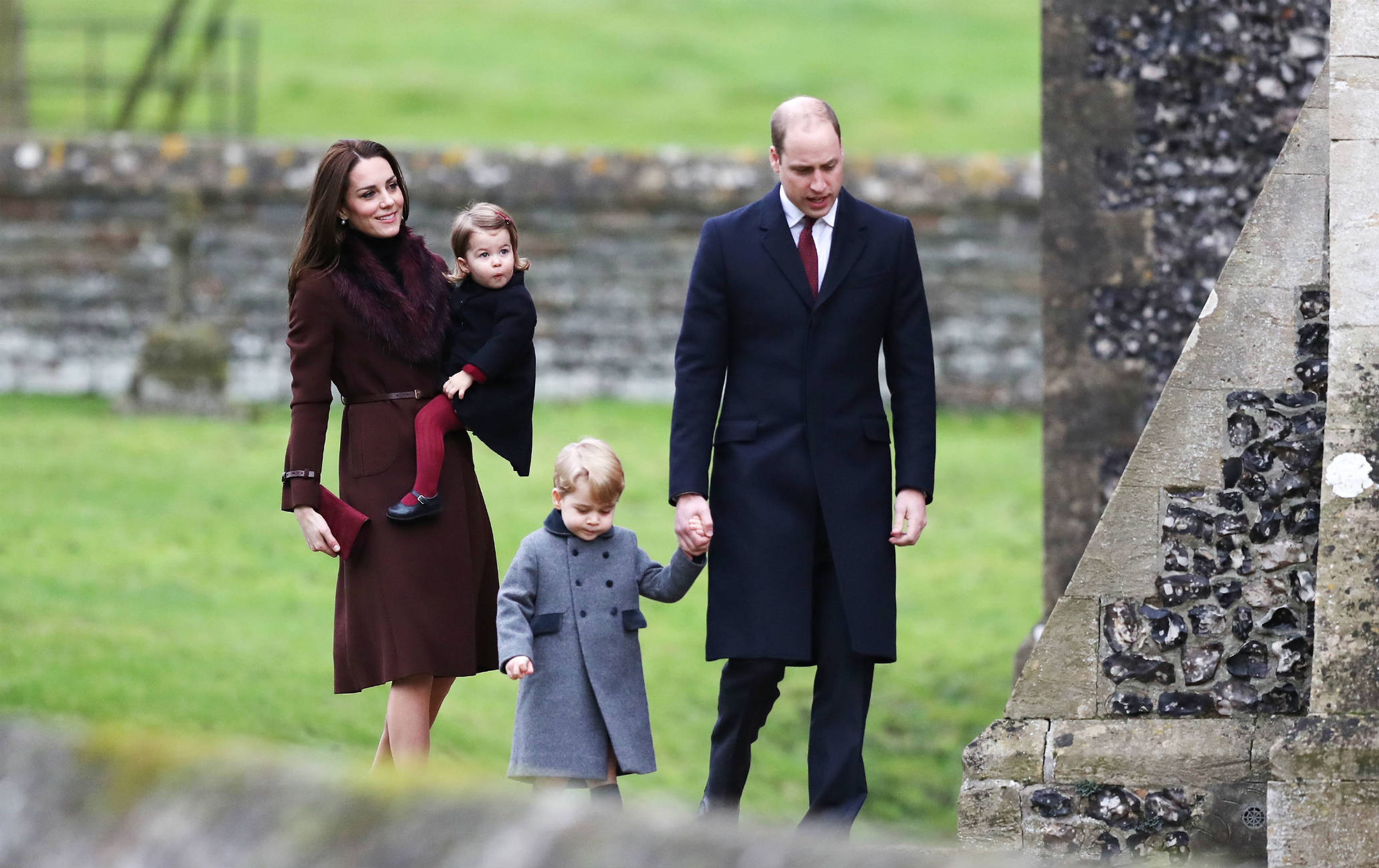 Los duques de Cambridge, Kate y Guillermo, con sus hijos Jorge y Carlota en la misa de Navidad de 2016