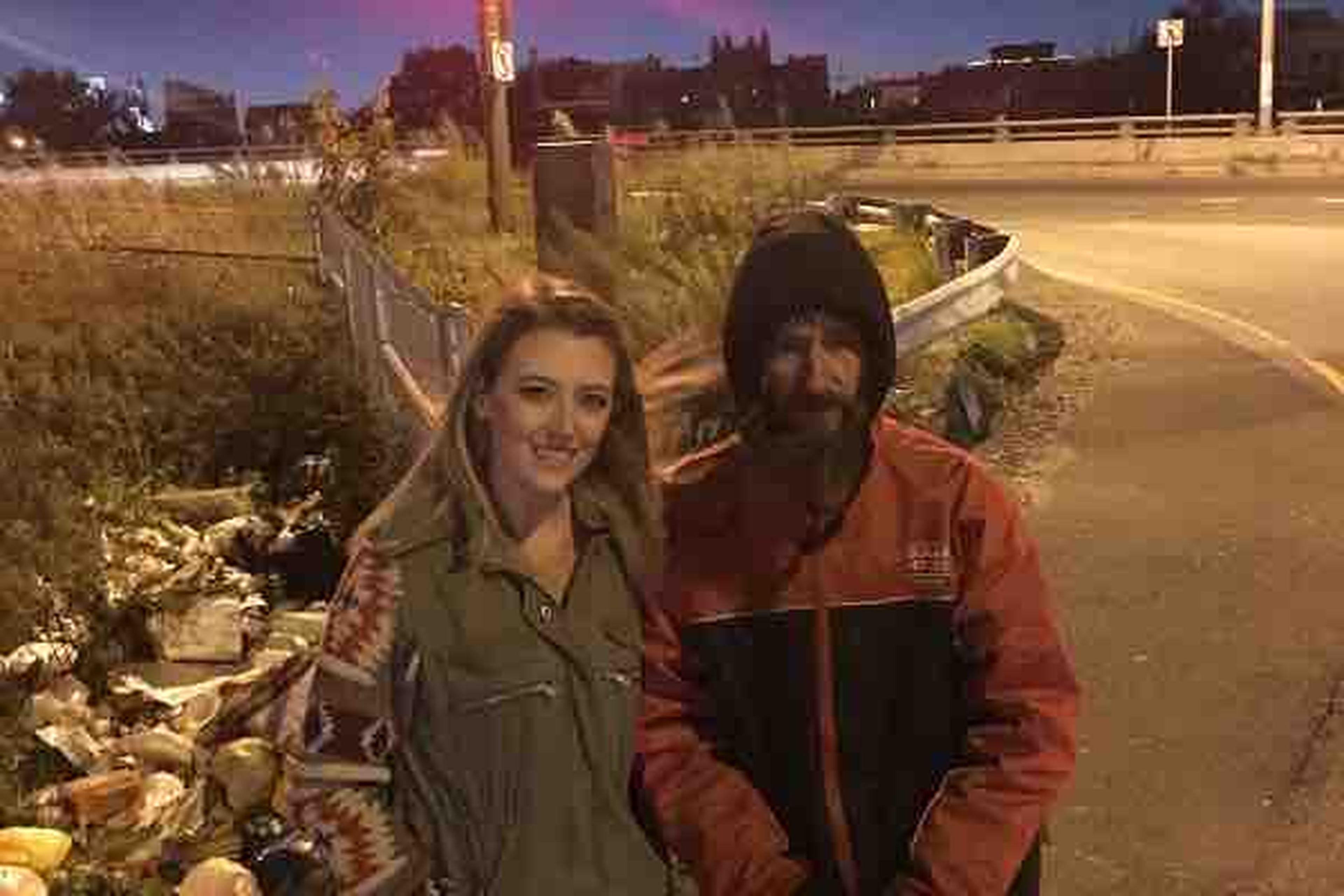 Johnny Bobbitt Jr., de 34 años, y que no tenía hogar, se gastó los 20 dólares que le quedaban en ayudar a una desconocida, Kate McClure, de 29, para que pudiese volver a casa tras quedarse sin gasolina en la autopista.