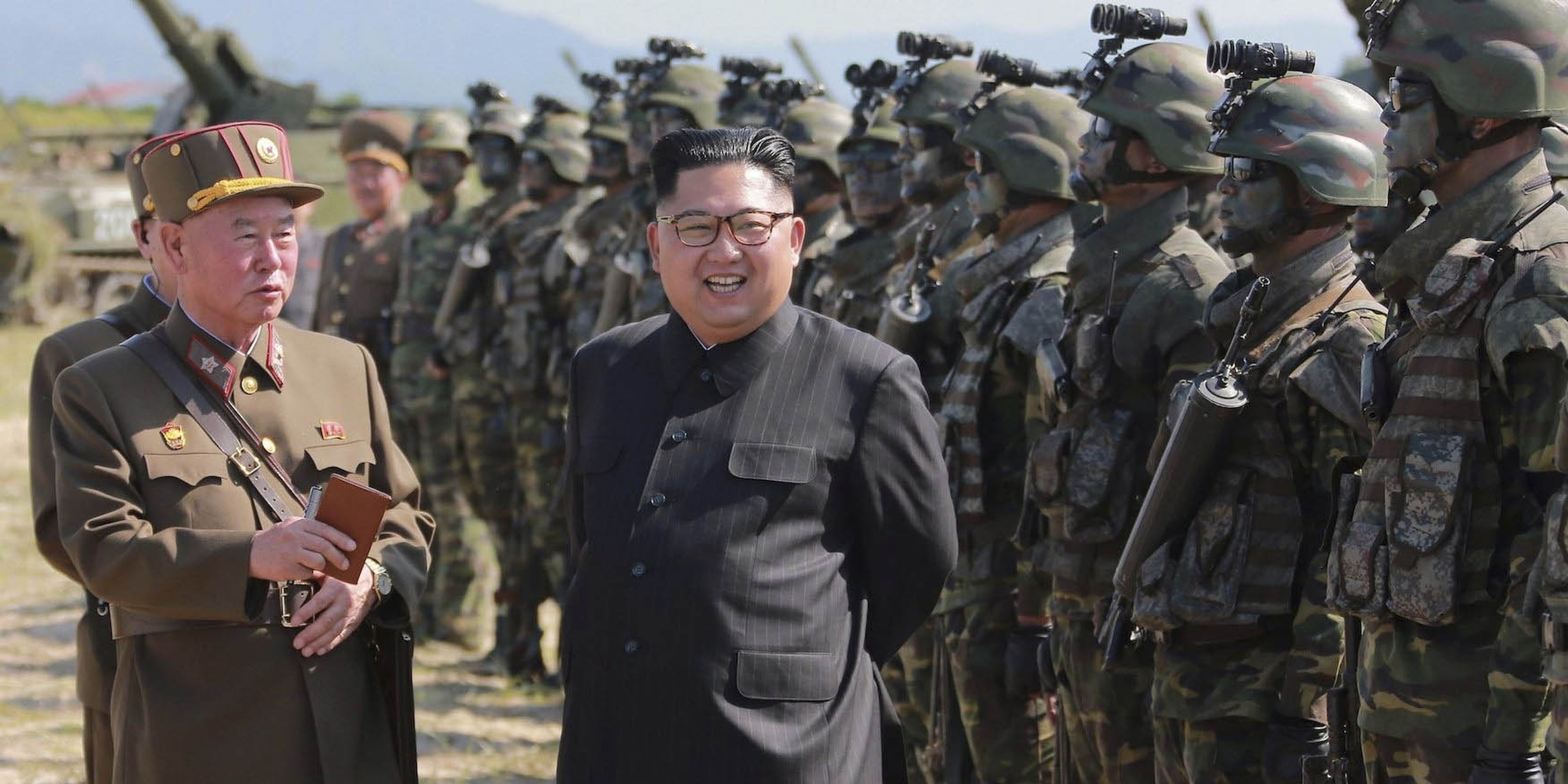 El líder de Corea del Norte Kim Jong pasa revista a las tropas en una fotografía sin datar facilitada por la agencia oficial del país KCNA en agosto de 2017