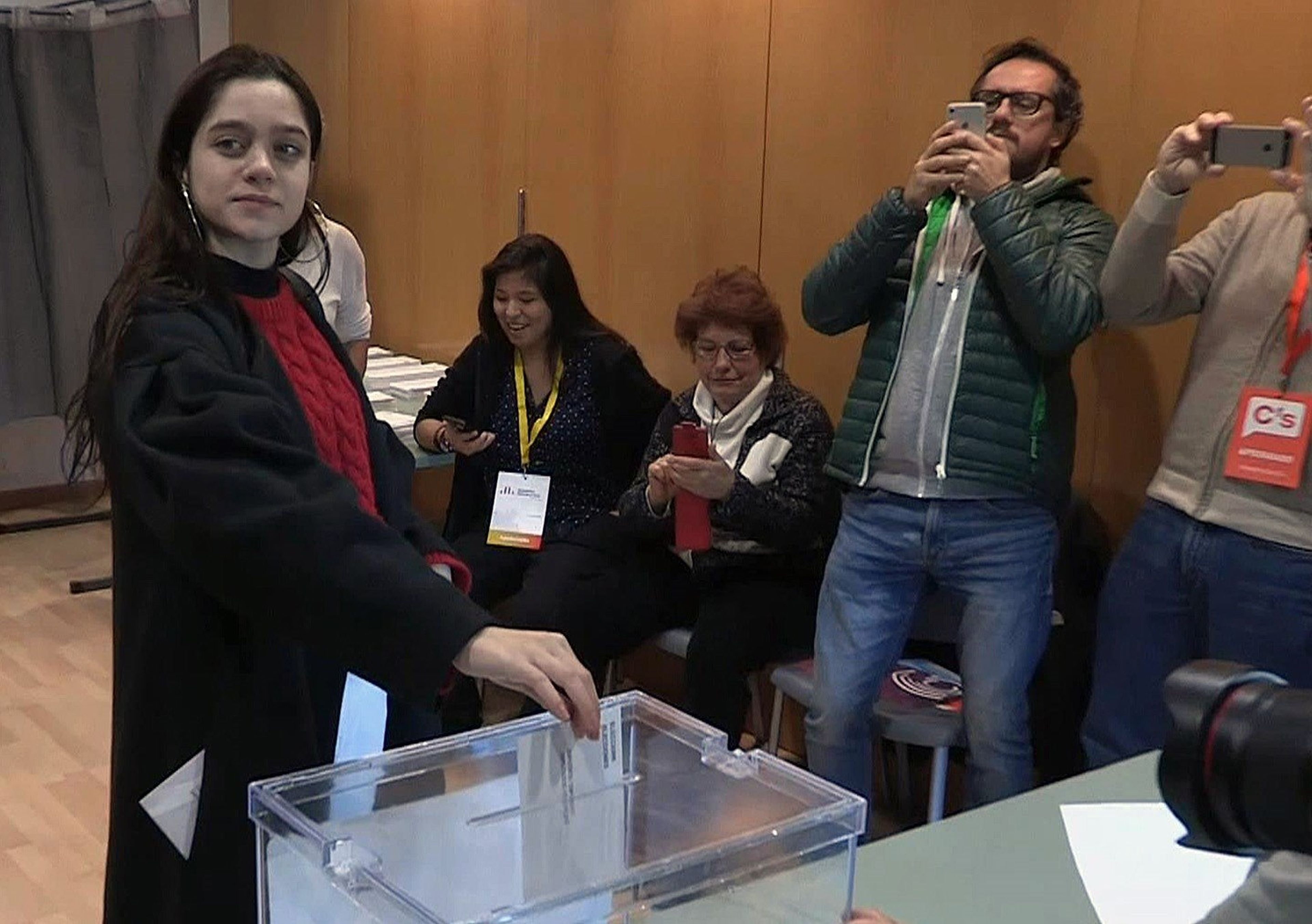 Una joven de Sant Cugat del Vallés, Laura Sancho, ha ejercido el derecho a voto en lugar del expresidente Carles Puigdemont, fugado en Bélgica.