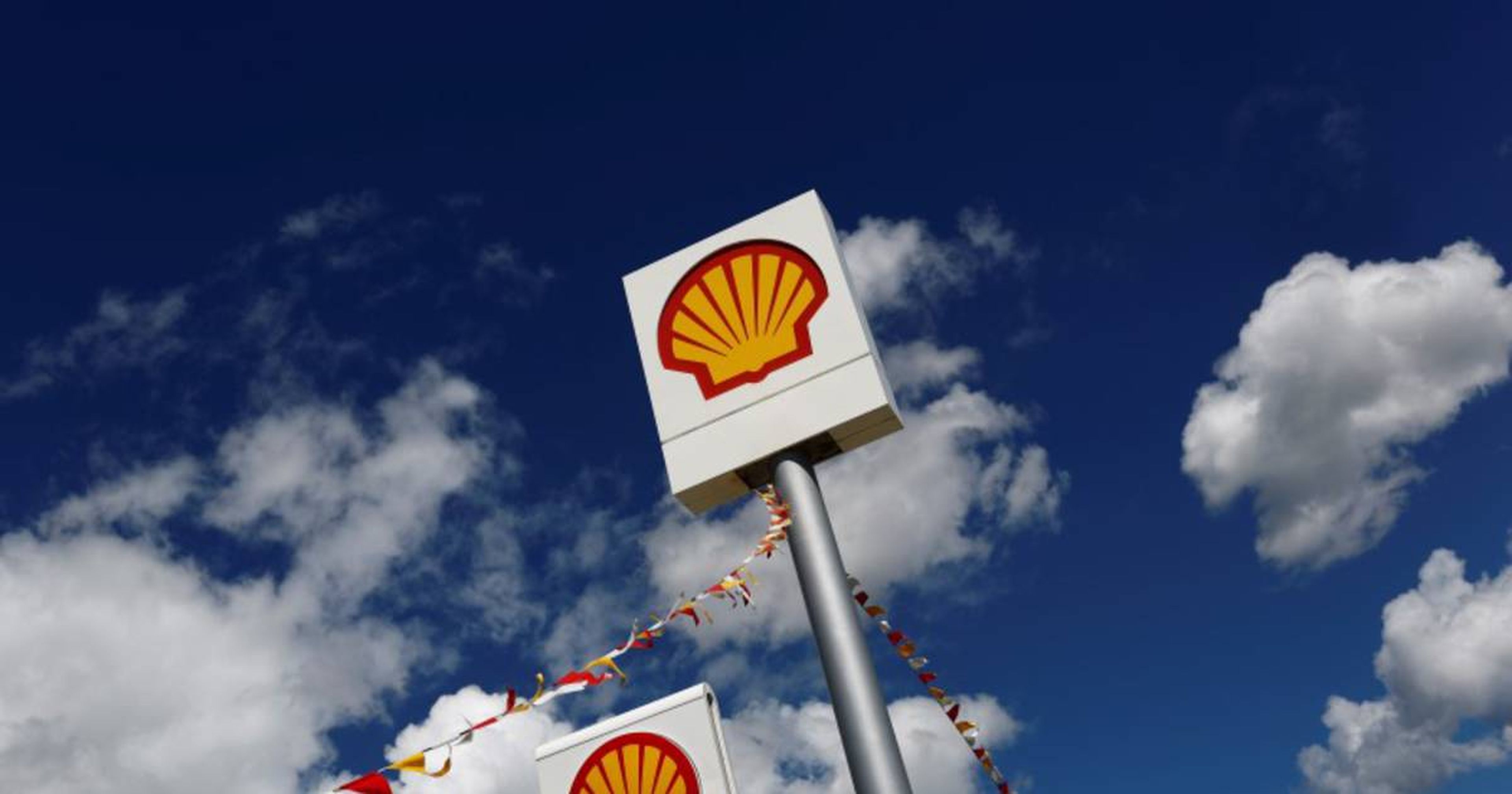 Logo de la compañía petrolera Shell en una gasolinera