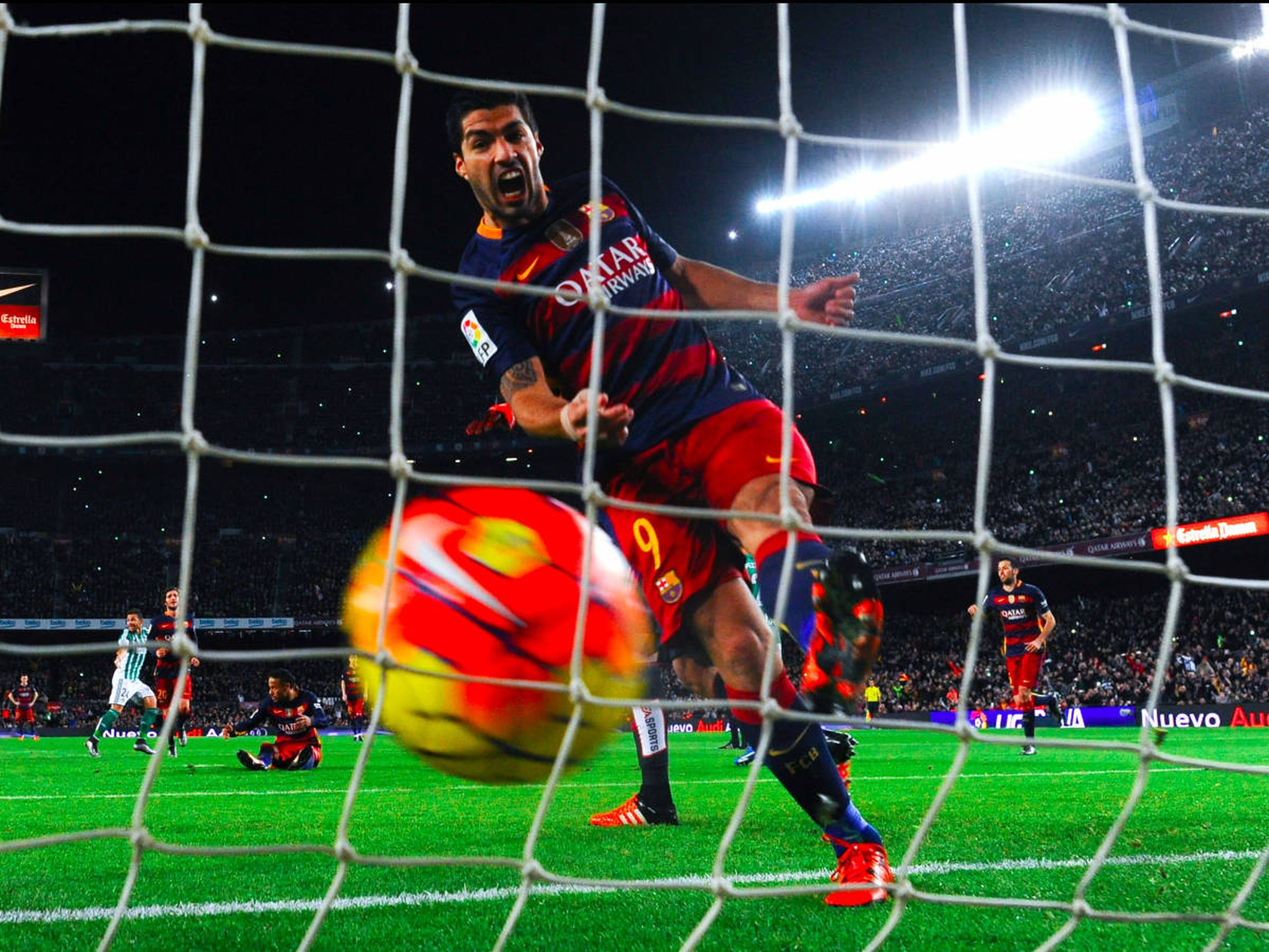 Luis Suárez, jugador de fútbol del FC Barcelona, celebra un gol.