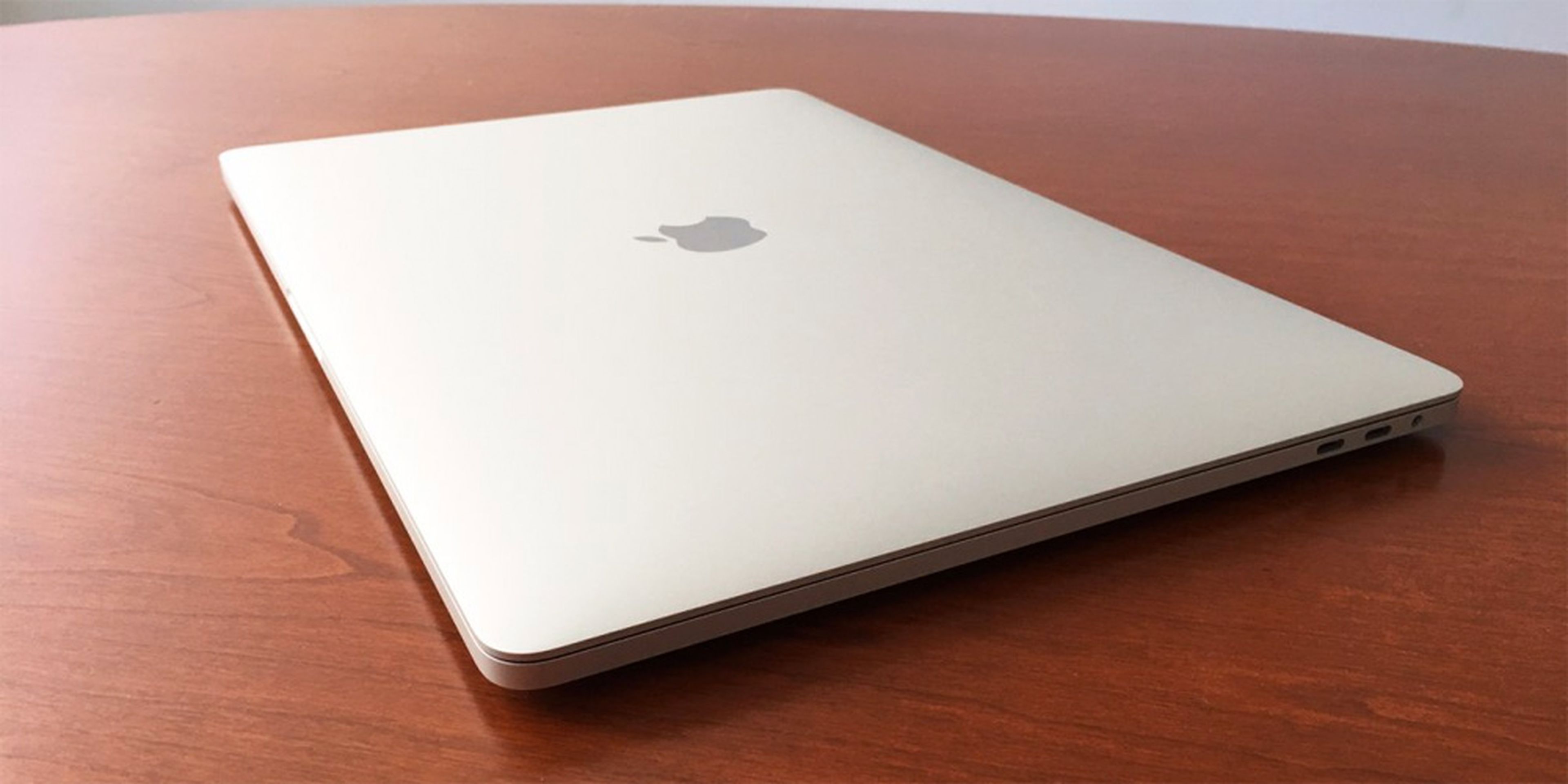 MacBook Pro encima de la mesa