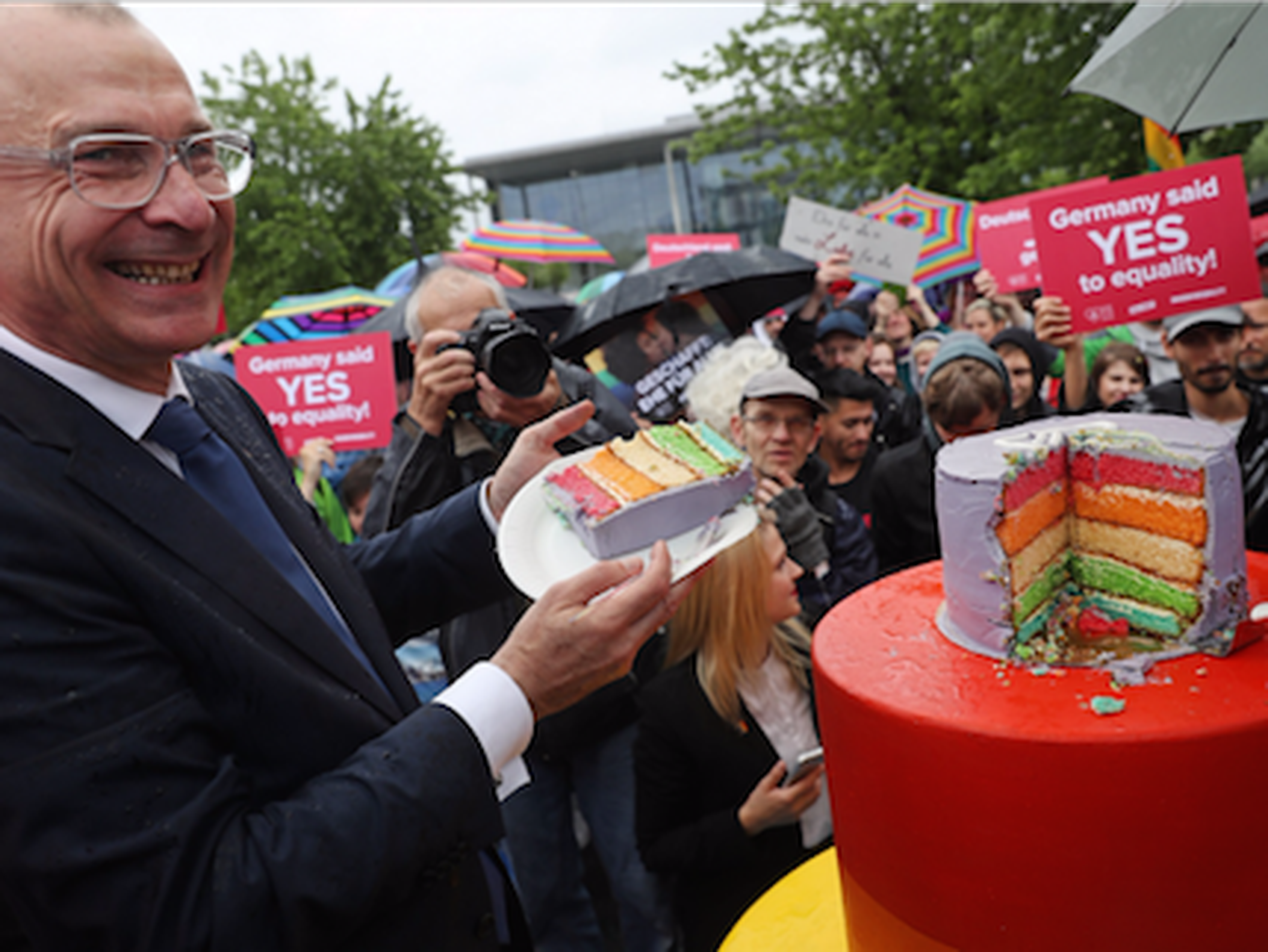 El diputado del Partido de los Verdes alemán Volker Beck se reúne con los manifestantes a favor de los derechos gay en el exterior de la Cancillería para cortar una tarta de celebración.