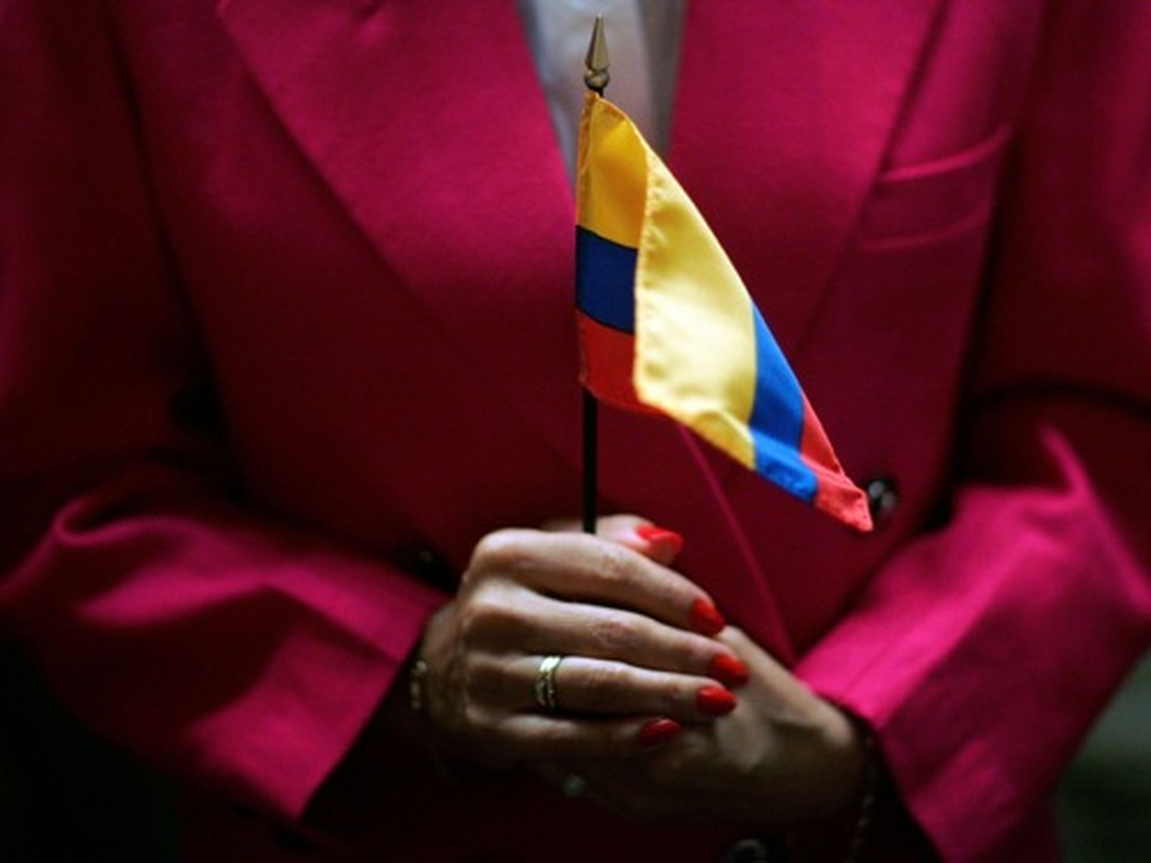 Sara Fuentes, de Colombia, exhibe la bandera de su país de origen durante una ceremonia de nacionalización el 30 de agosto de 2007 en Fort Lauderdale (Florida).