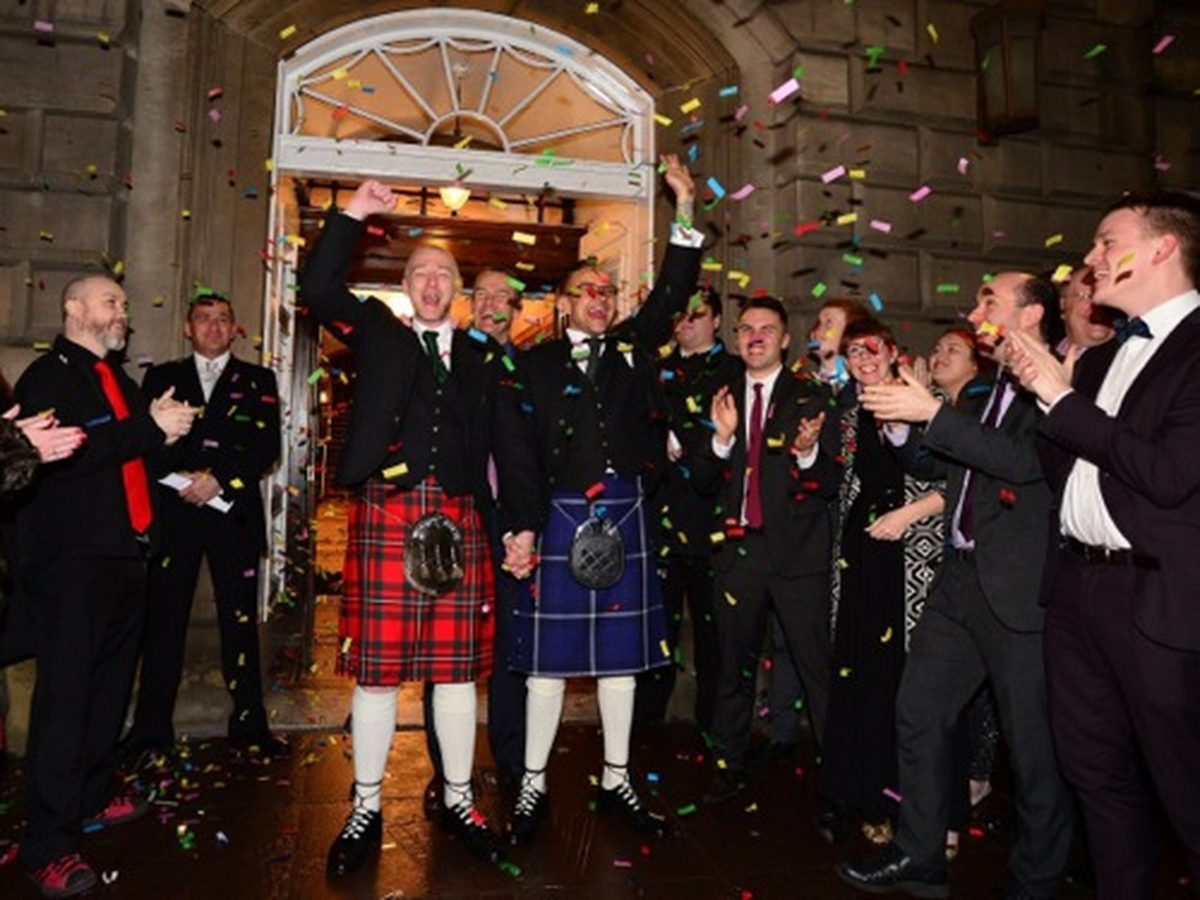 Una pareja contrae matrimonio poco después de la medianoche, en uno de los primeros matrimonios entre personas del mismo sexo de Escocia, el 31 de marzo de 2014 en Glasgow (Escocia).