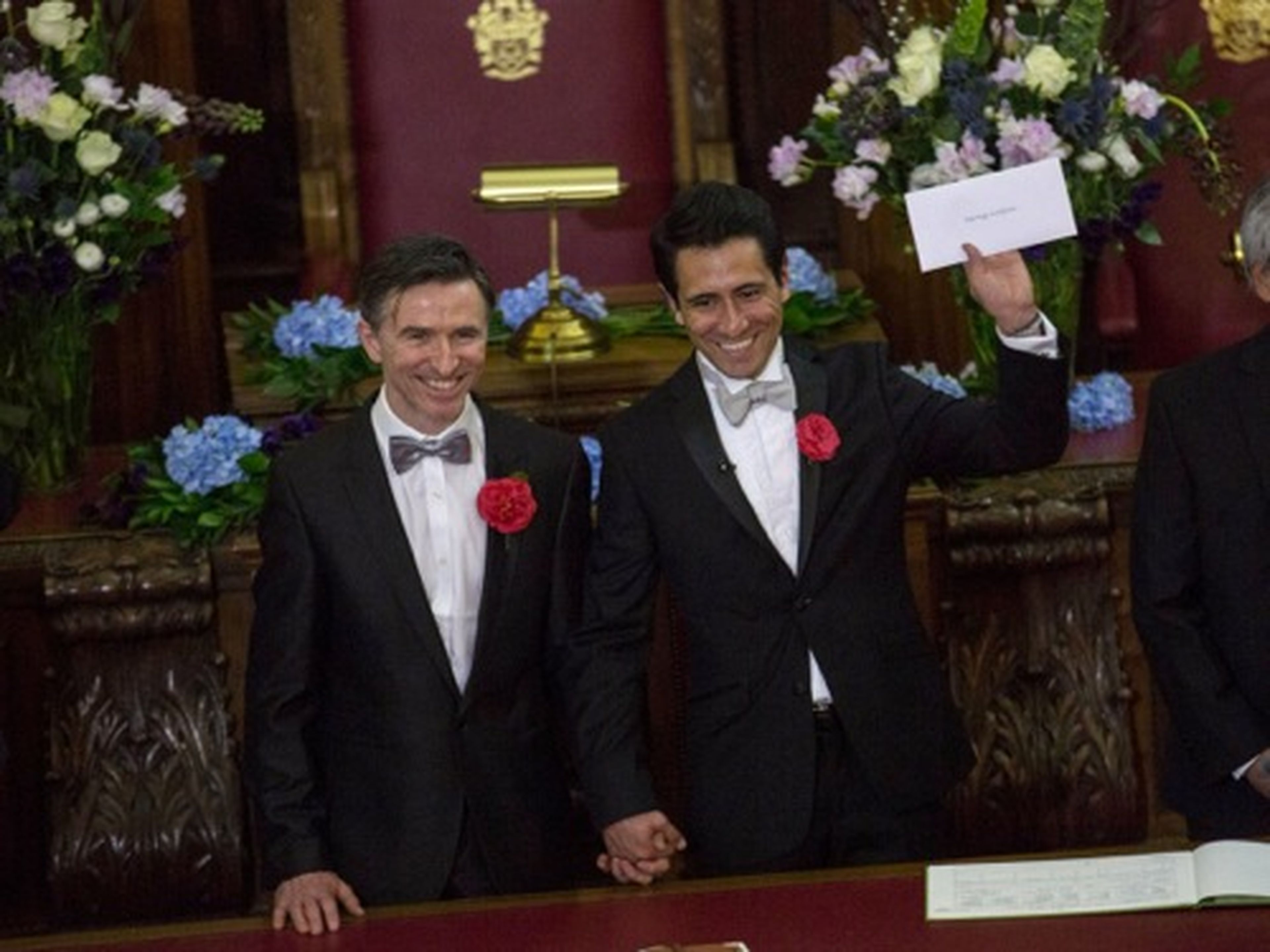 Peter McGraith y David Cabreza contrajeron matrimonio poco después de la medianoche en uno de los primeros matrimonios entre personas del mismo sexo de Reino Unido, el 29 de marzo de.
