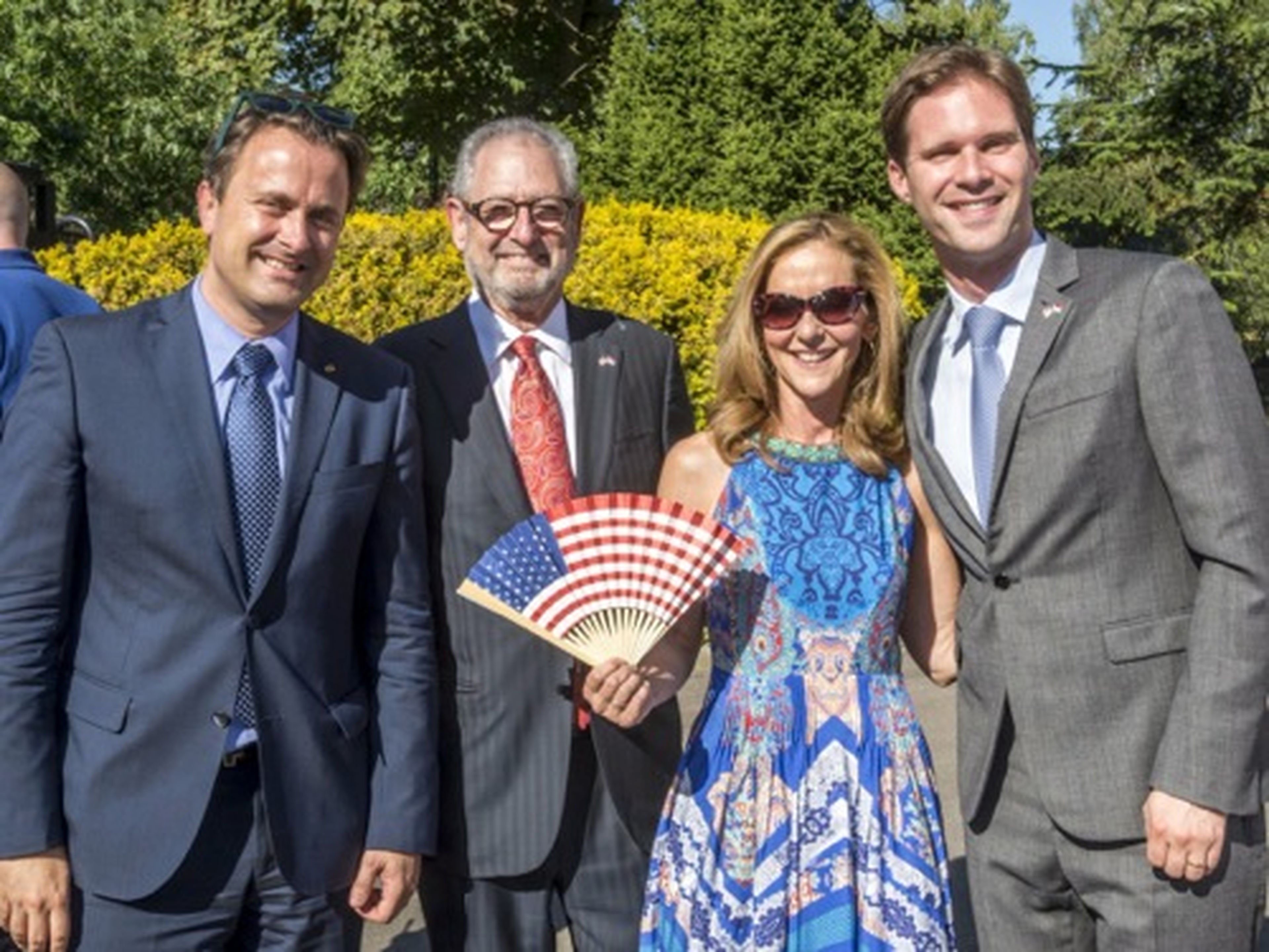 El primer ministro de Luxemburgo Xavier Bettel (a la izquierda) y su marido y Primer Caballero Gauthier Destenay (a la derecha), en una celebración con el embajador estadounidense y con su mujer el 3 de julio de 2014.