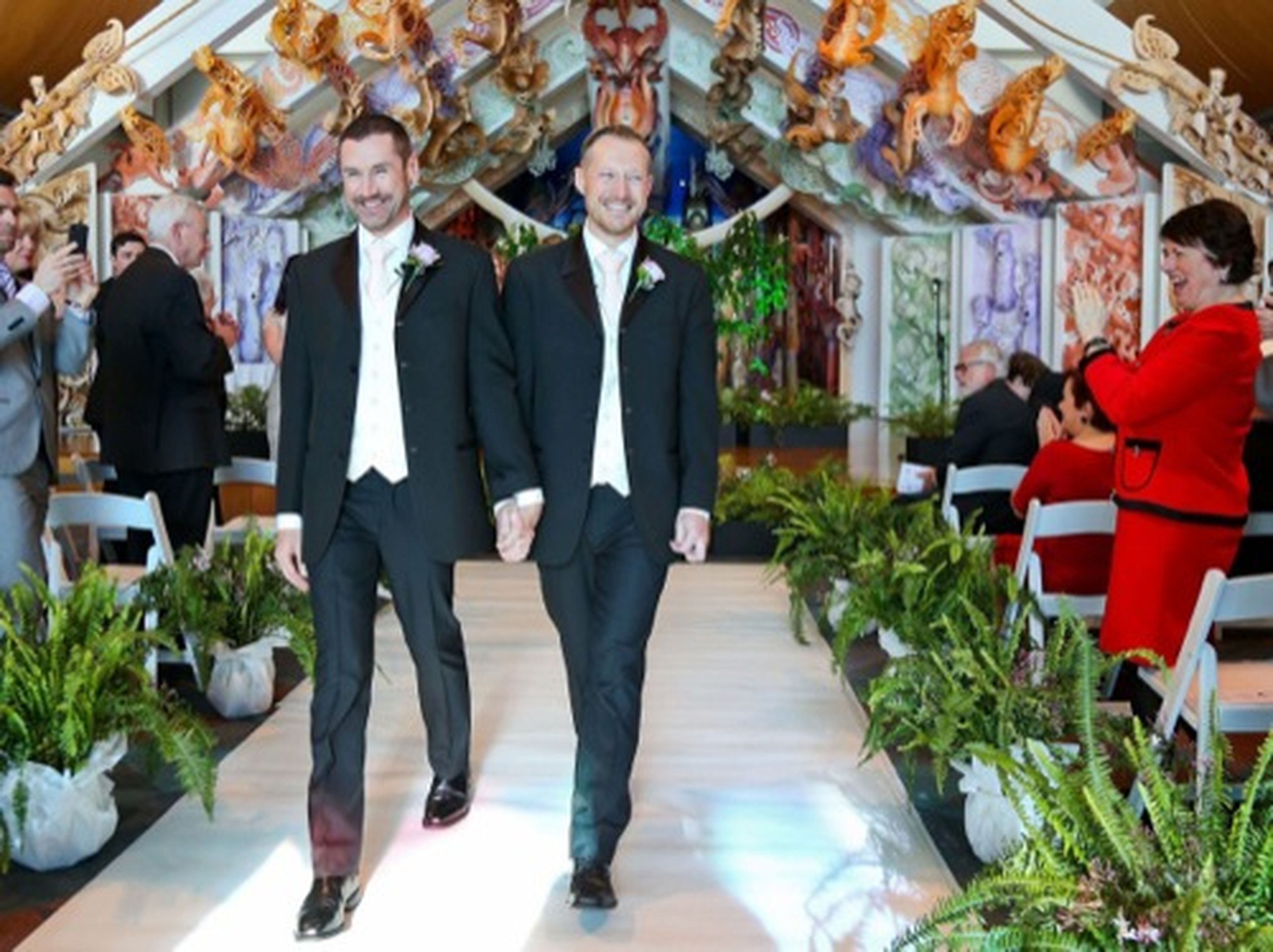 Paul McCarthy y Trent Kandler, tras contraer matrimonio en el Museo de Nueva Zelanda, Te Papa, el 19 de agosto de 2013, en Wellington (Nueva Zelanda).
