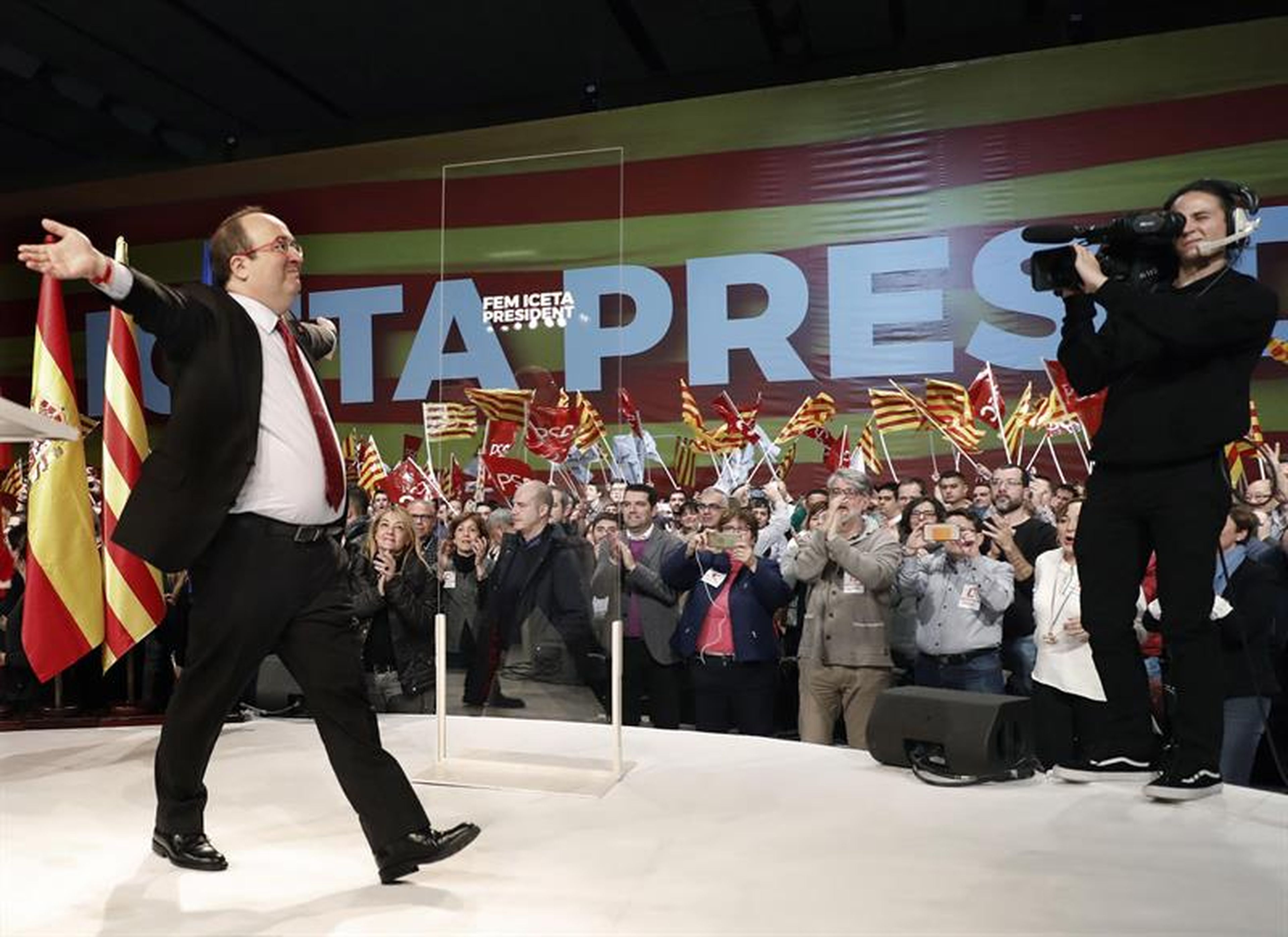 El candidato del PSC a la presidencia de la Generalitat, Miquel Iceta, durante el mitin central en Barcelona.