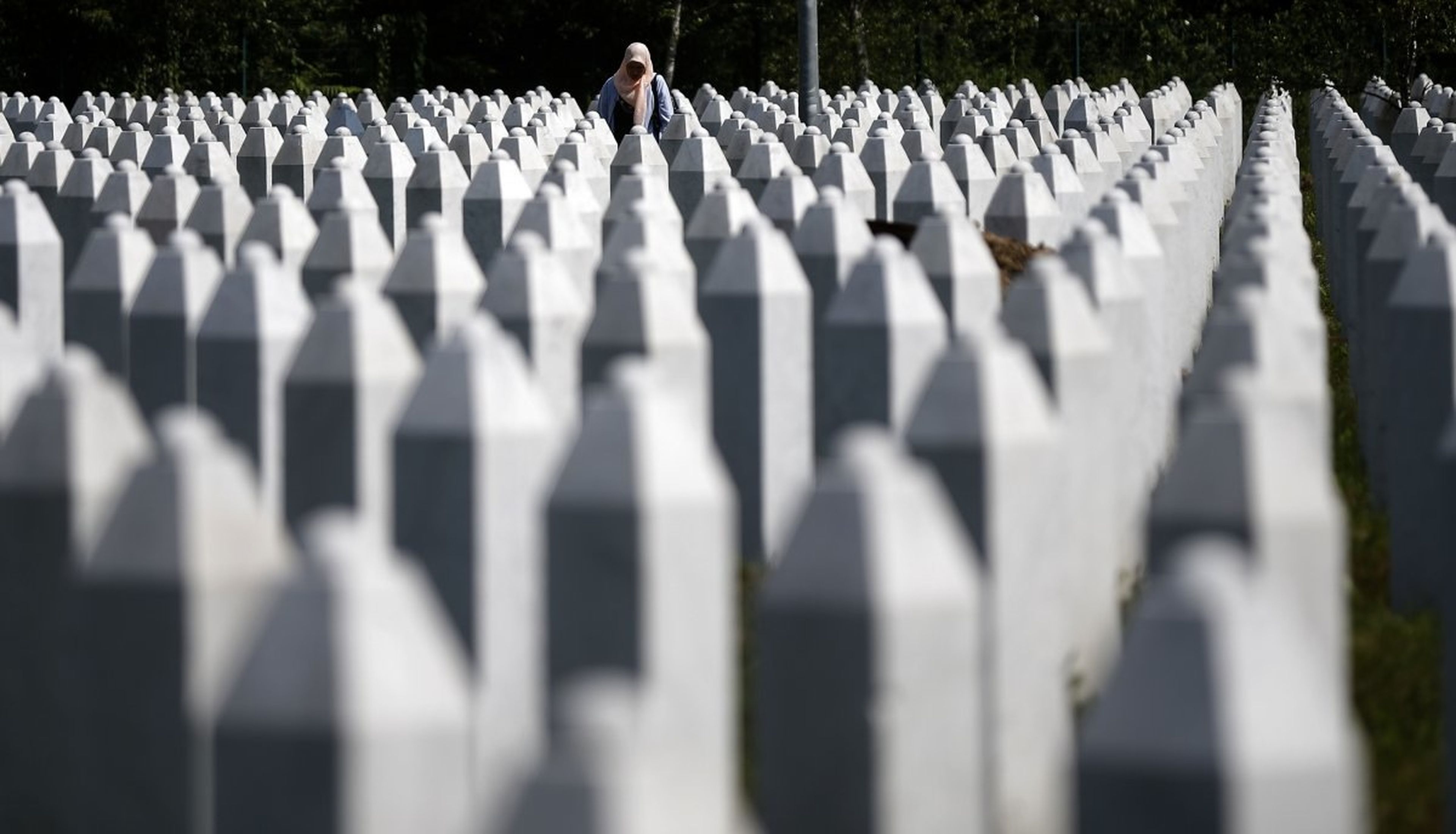 Una mujer entre las lápidas de víctimas de Srebrenica