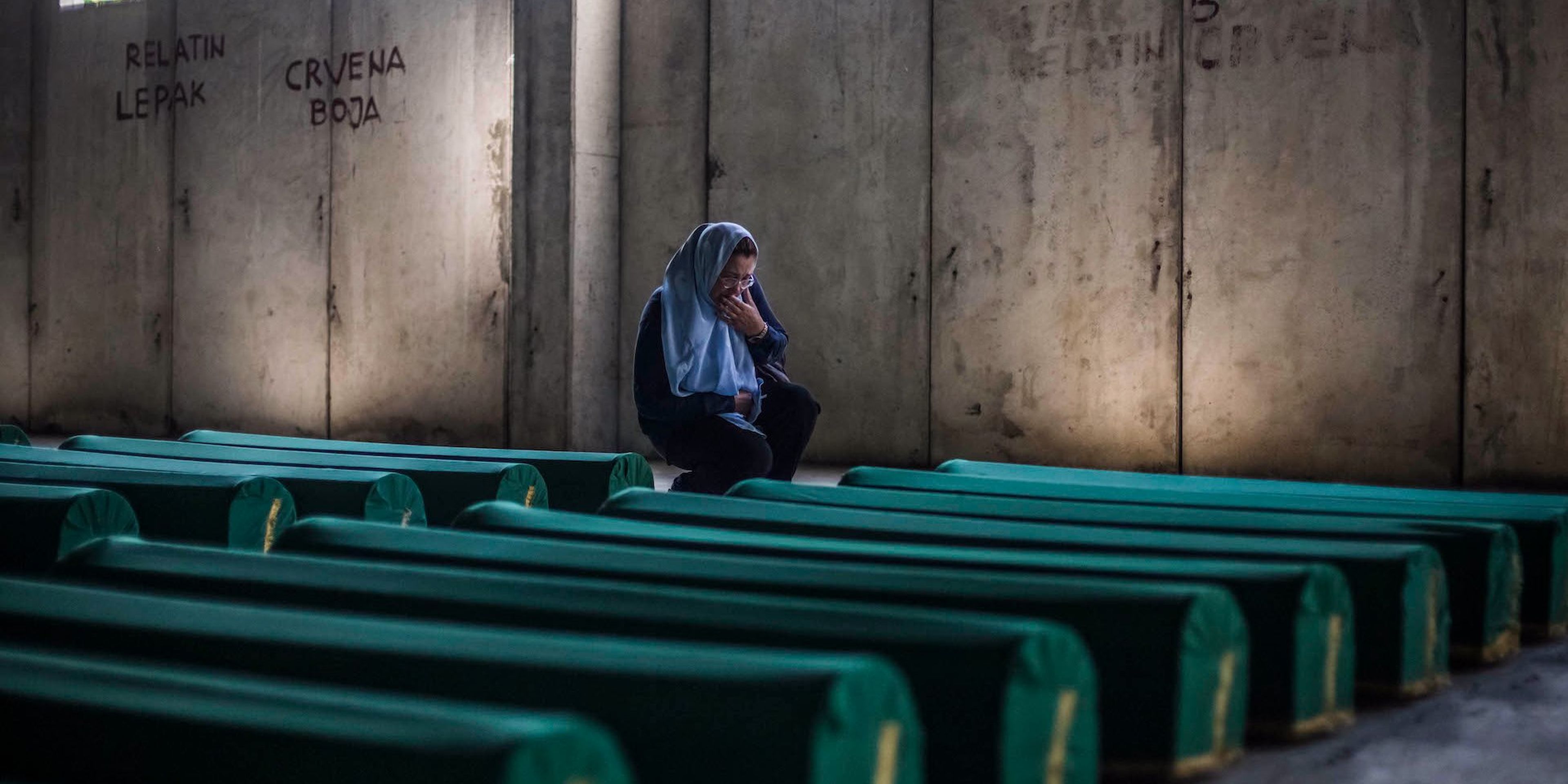 Una mujer llora en un cementerio por las víctimas de la masacre de Srebrenica de 1995, que Ratko Mladic dirigió.