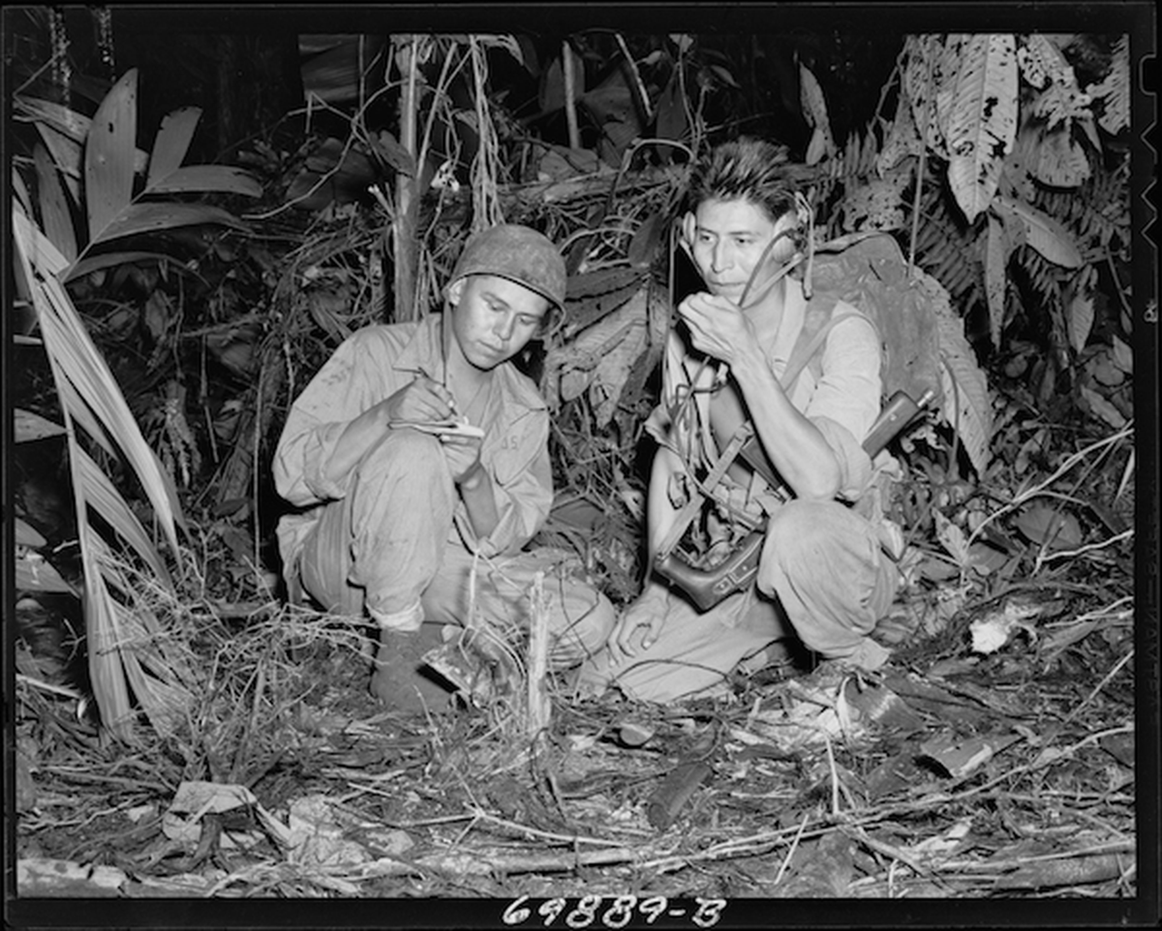 Los locutores de claves navajo Henry Bake y George Kirk en 1943.