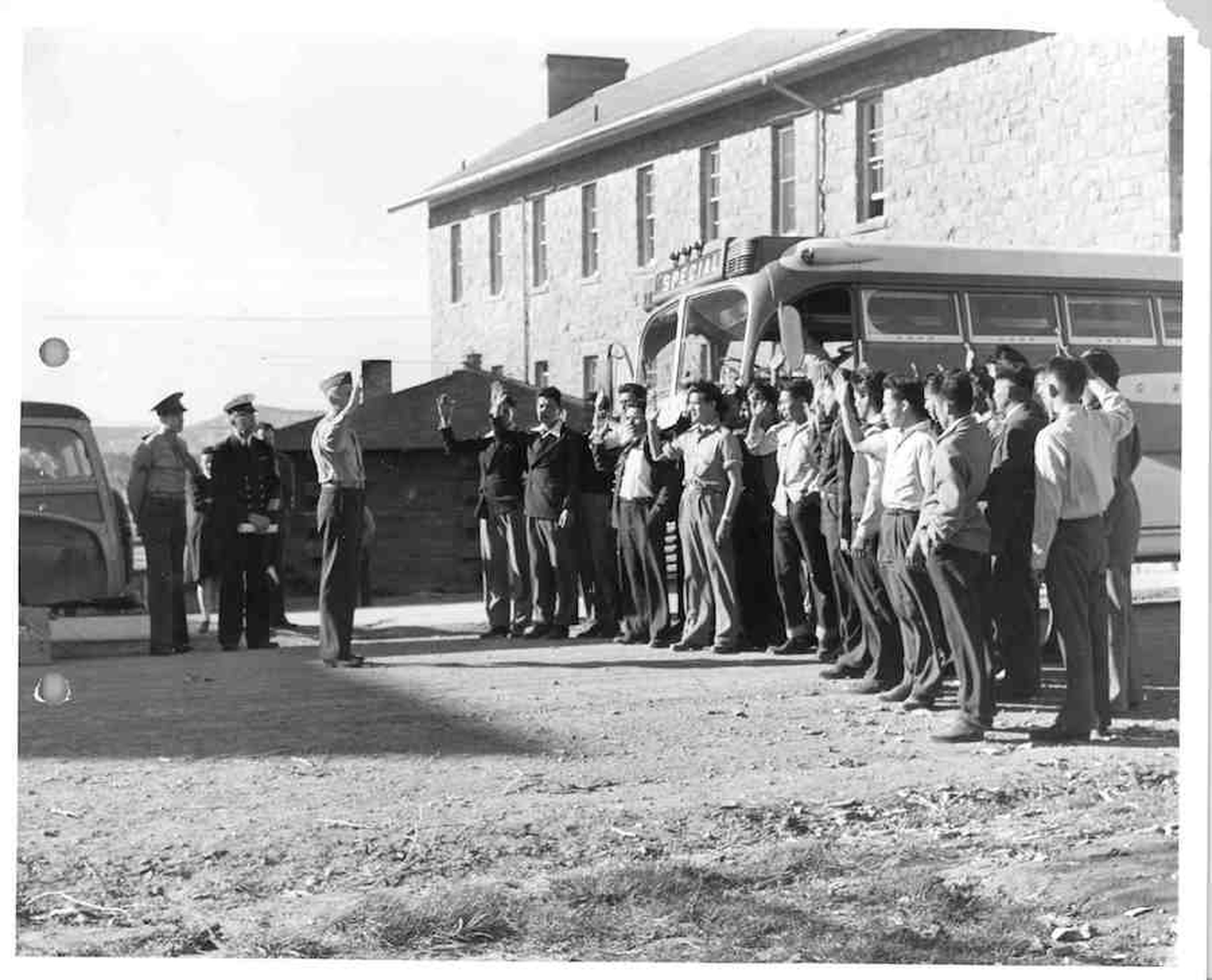 Los primeros veintinueve locutores de claves navajo en su ceremonia de juramento en Fort Wingate (Nuevo México), en 1942.