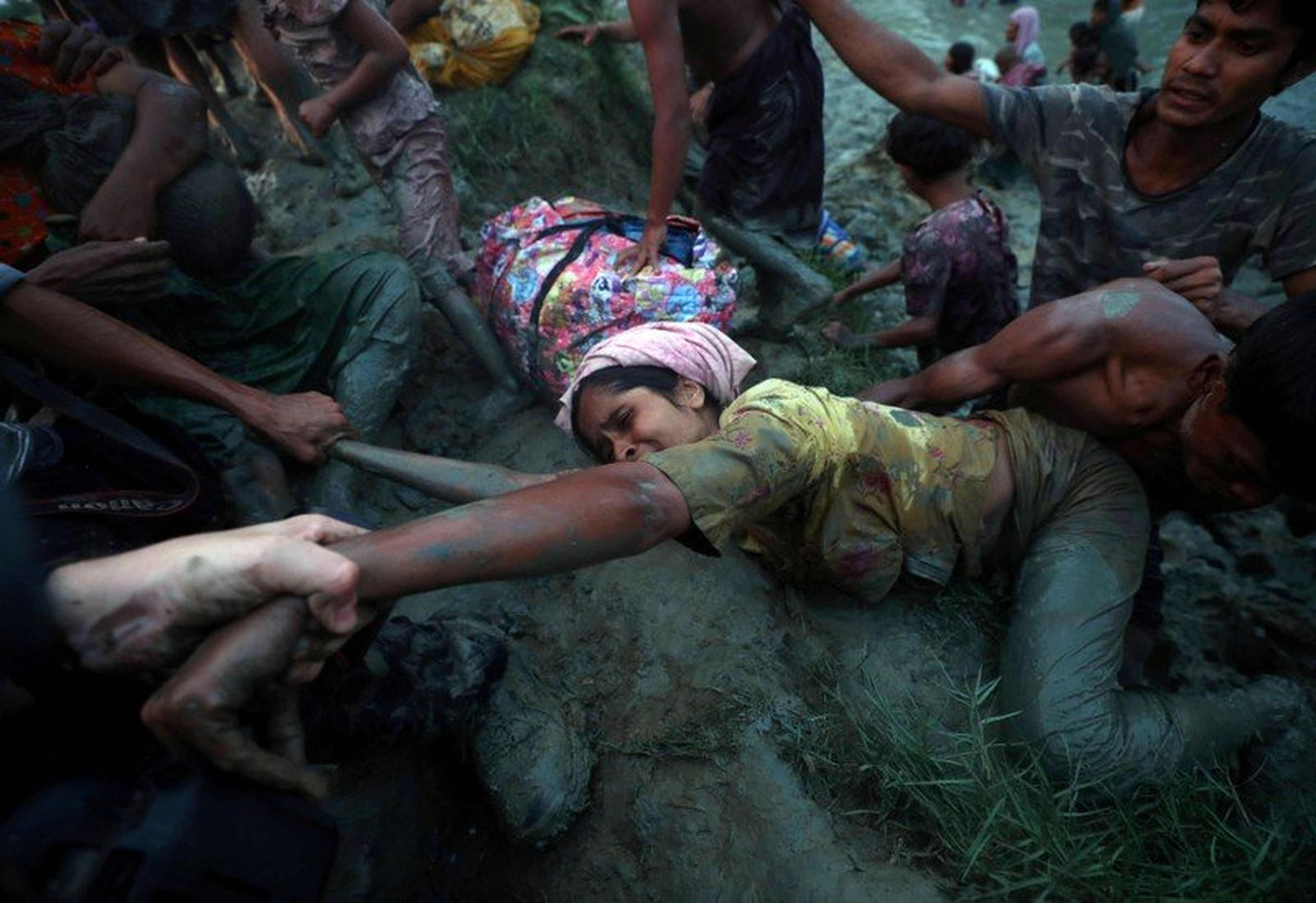 Refugiados rohingya cruzan de Myanmar a la vecina Bangladesh