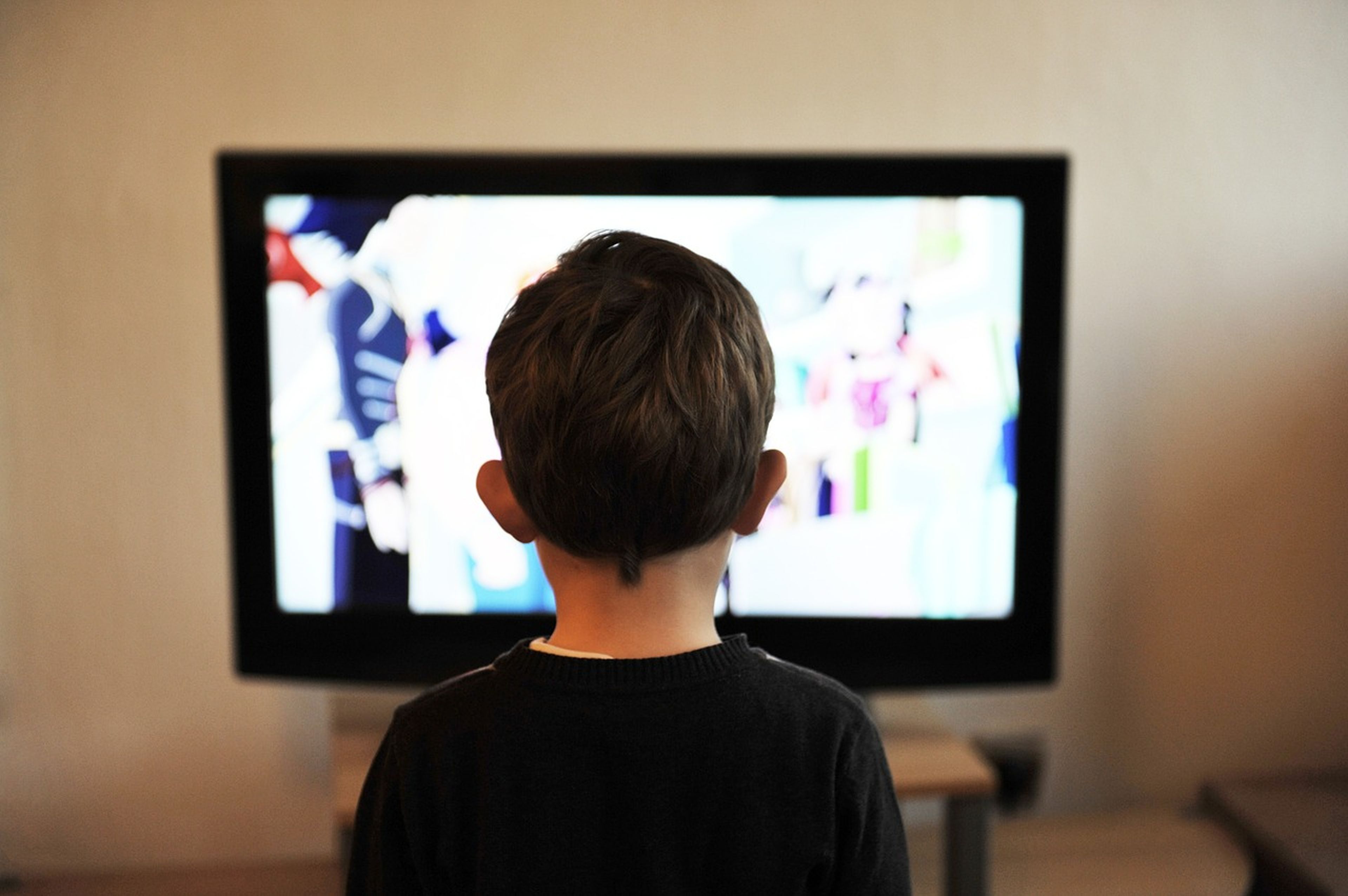 Un niño viendo la tele.