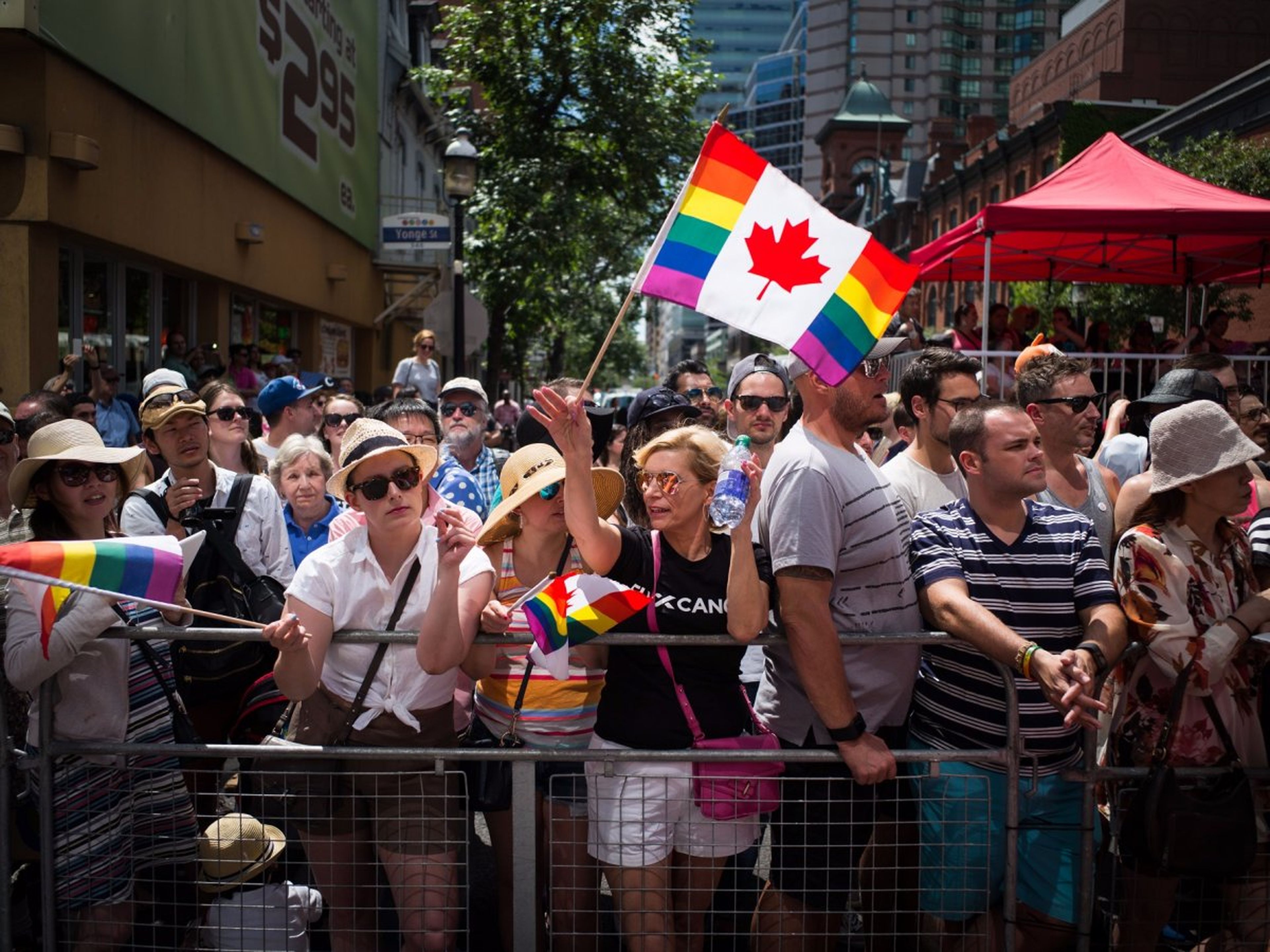 Espectadores en Yonge Street, durante el desfile del Pride Festival anual el 3 de julio de 2016 en Toronto (Ontario, Canadá).