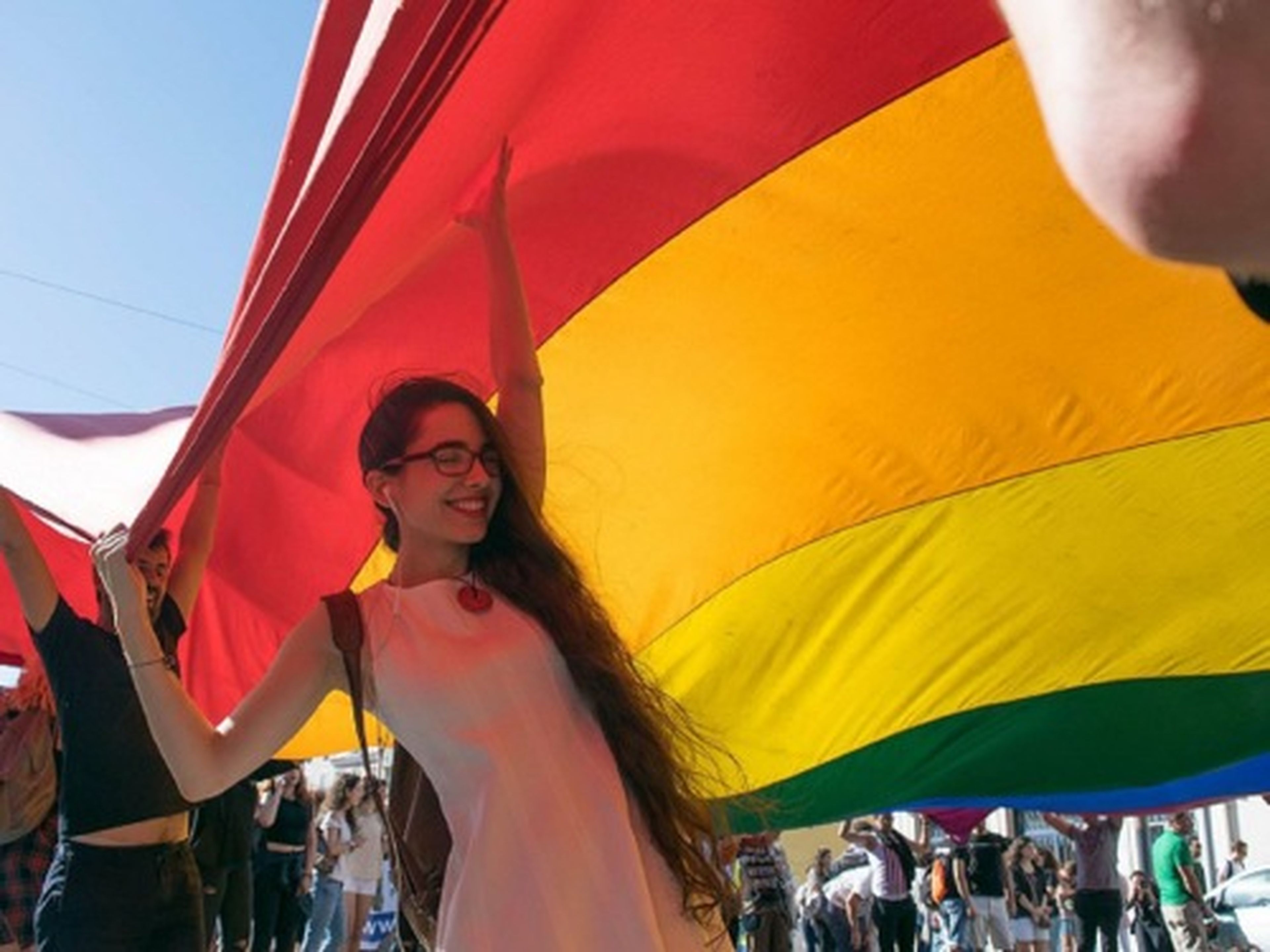 Una joven porta una bandera durante la marcha pro LGBT en Lisboa (Portugal) el 18 de junio de 2016.