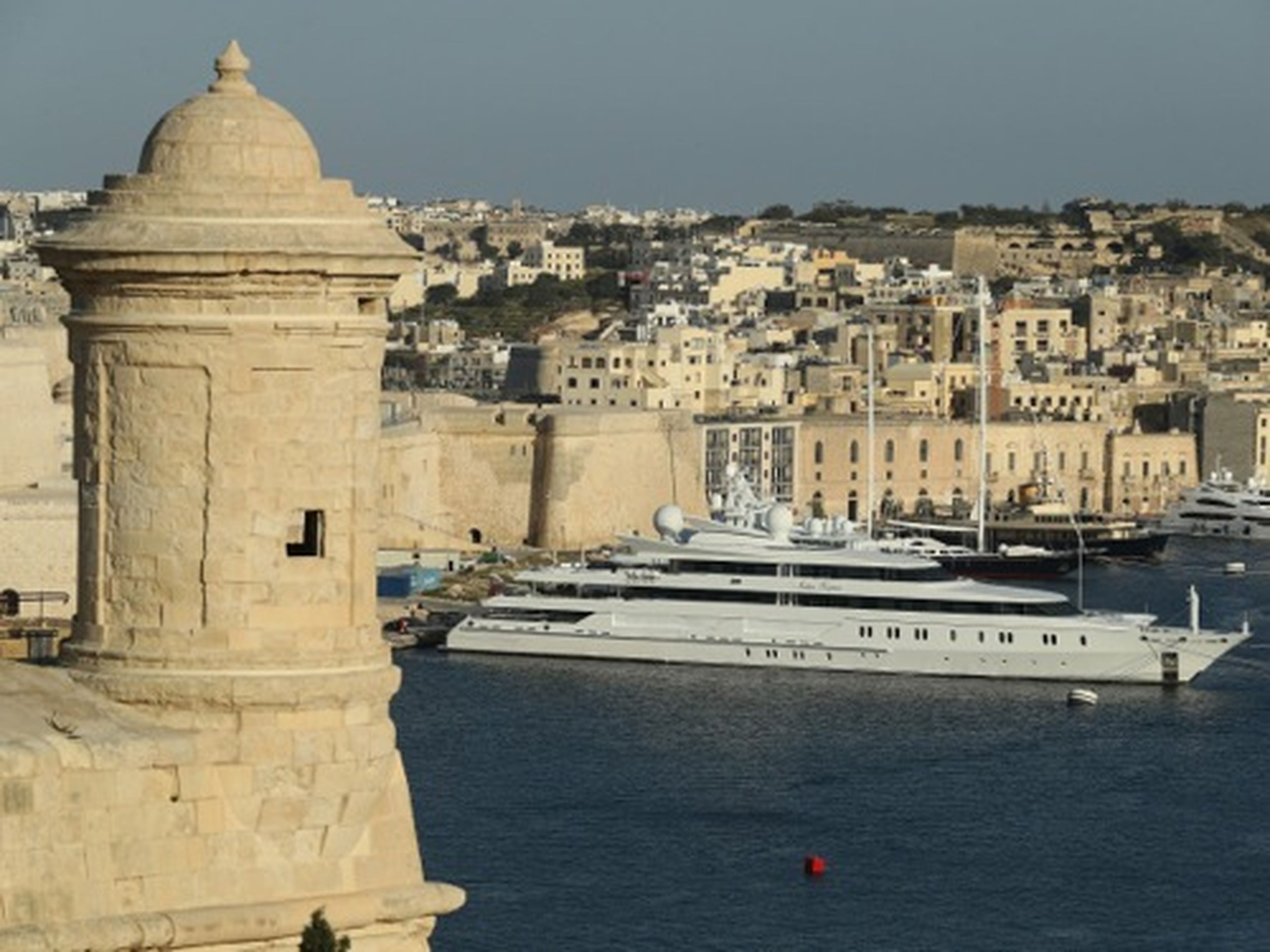 Un superyate, the Indian Empress, propiedad de Vijay Mallya, atracado en el puerto de La Valletta el 29 de marzo de 2017.