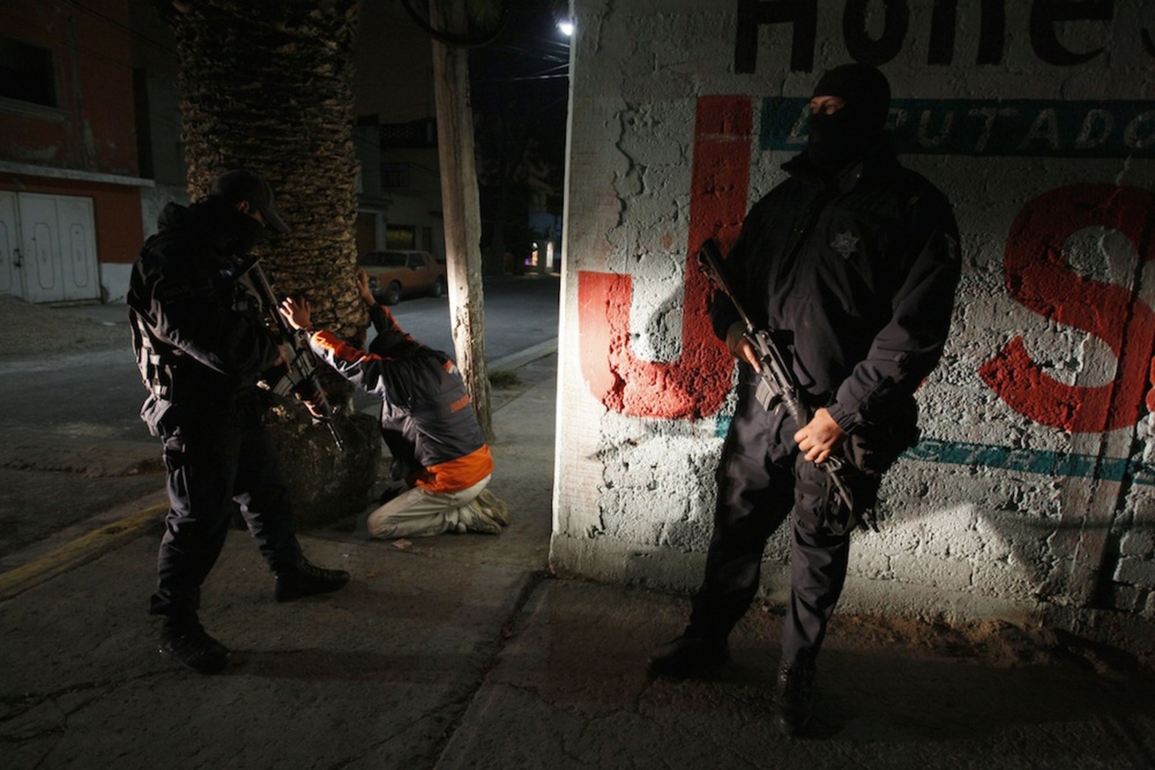 La Policía Federal realiza un registro en busca de drogas y armas en el transcurso de una operación antidroga en Ecatepec (México) el 13 de noviembre de 2009.