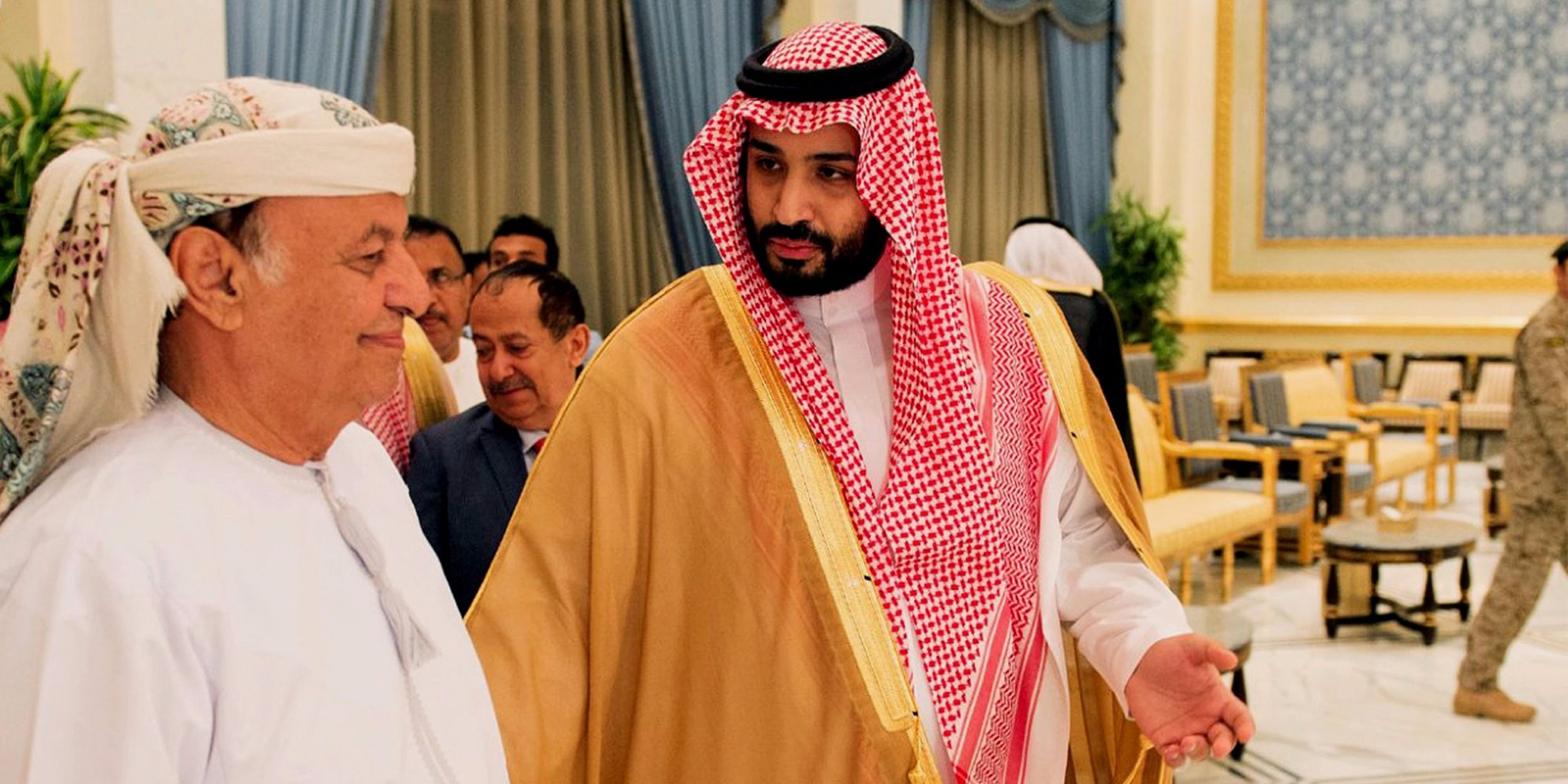 El presidente de Yemen Abed Rabbo Mansour, a la izquierda, pasea junto al ministro de defensa saudí, Mohammed bin Salam, a la llegada de Hadi en Riyadh, Arabia Saudi, el 26 de marzo de 2015.
