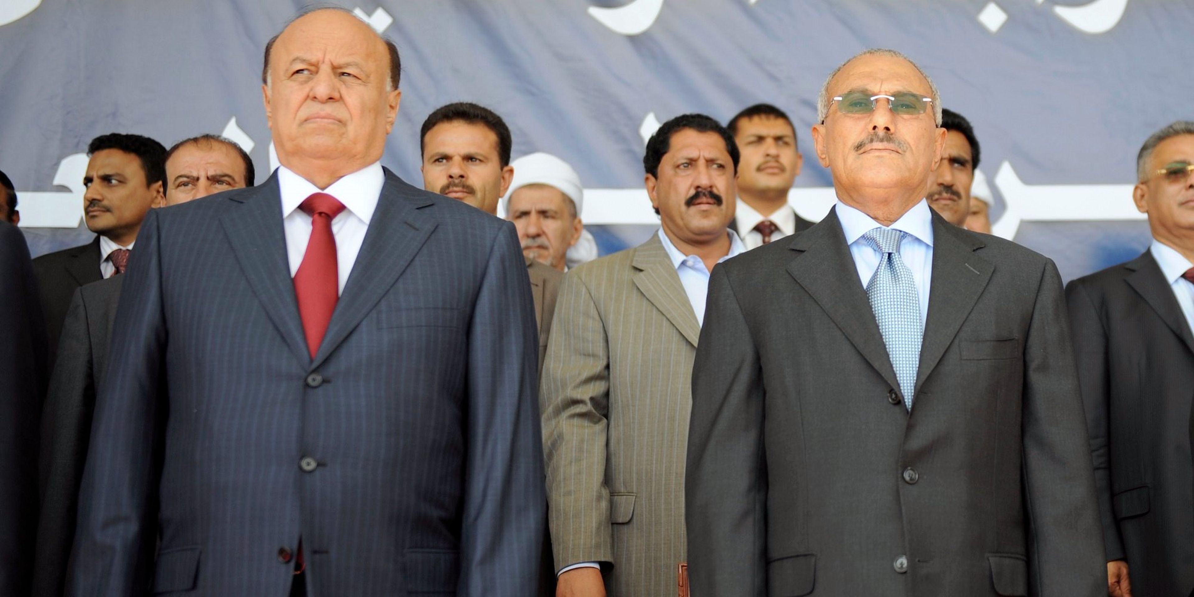 A la izquierda, el vicepresidente yemeni Abed Rabbo Mansour Hadi, y a la derecha el presidente Ali Abdullah Salle, atienden un mitin el 10 de marzo de 2011 en Saná organizado por los partidiarios de Saleh.